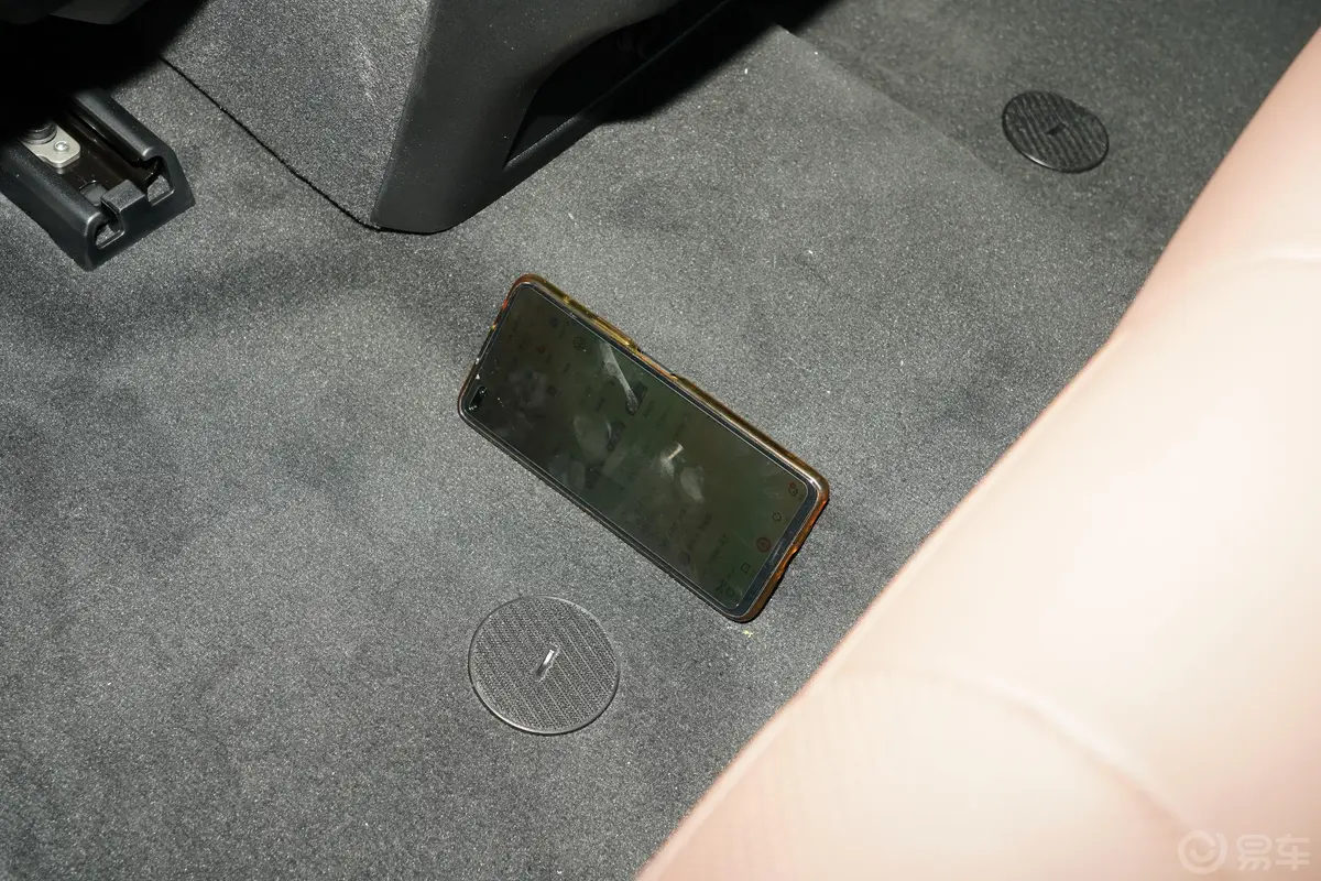 宝马X5(进口)xDrive40i 尊享型 M运动套装后排地板中间位置