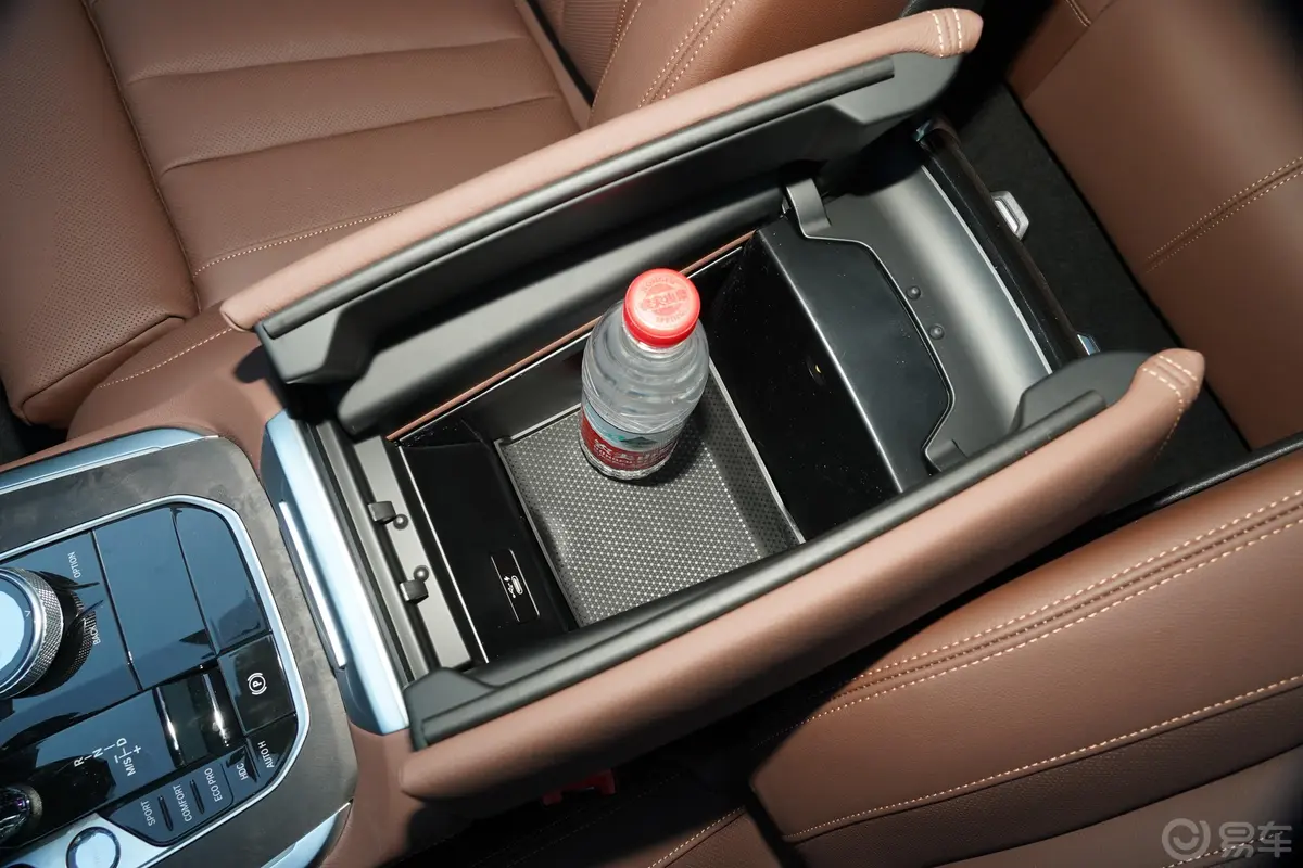 宝马X5(进口)xDrive40i 尊享型 M运动套装前排扶手箱储物格
