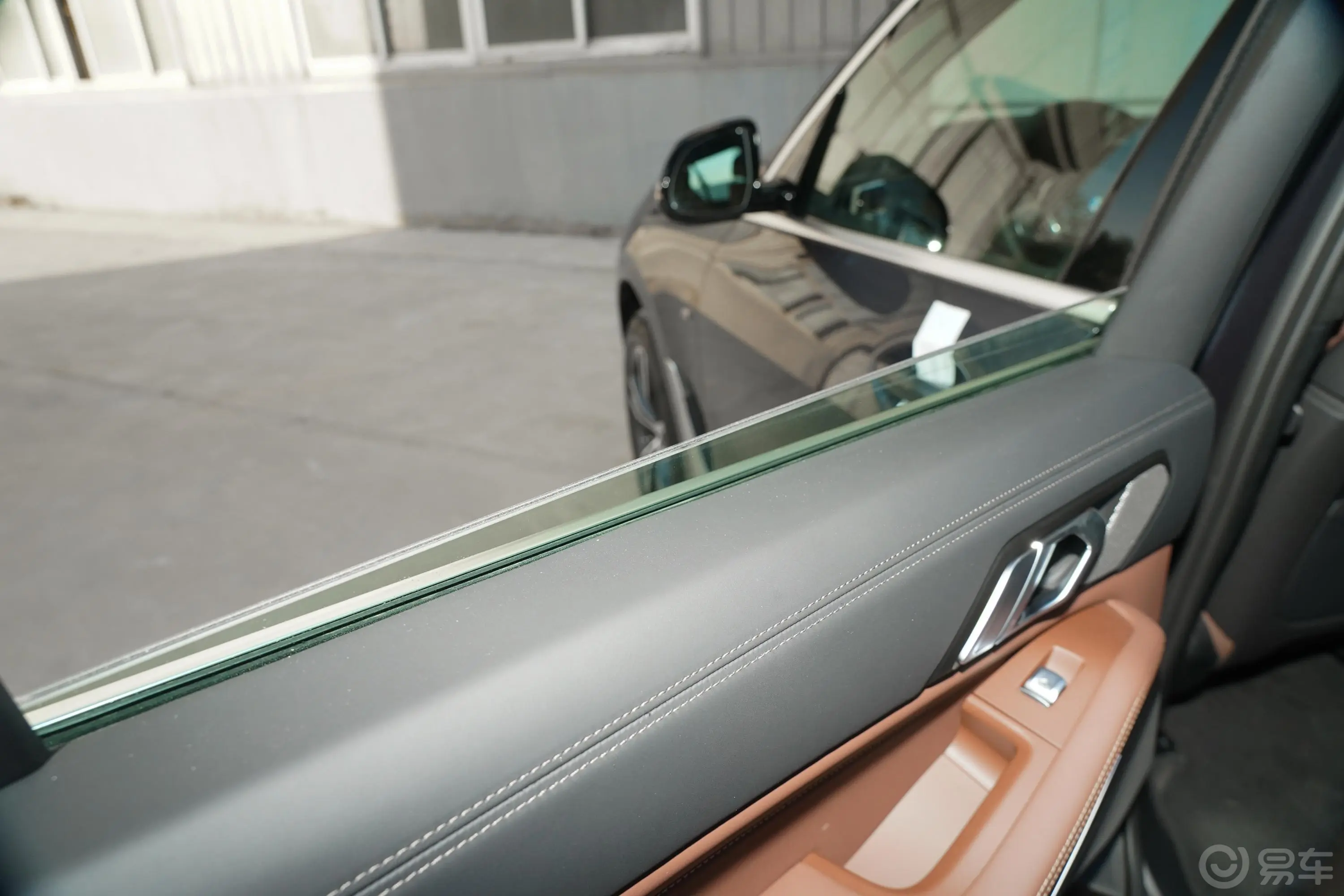 宝马X7xDrive40i 尊享型 M运动套装后排玻璃材质特写