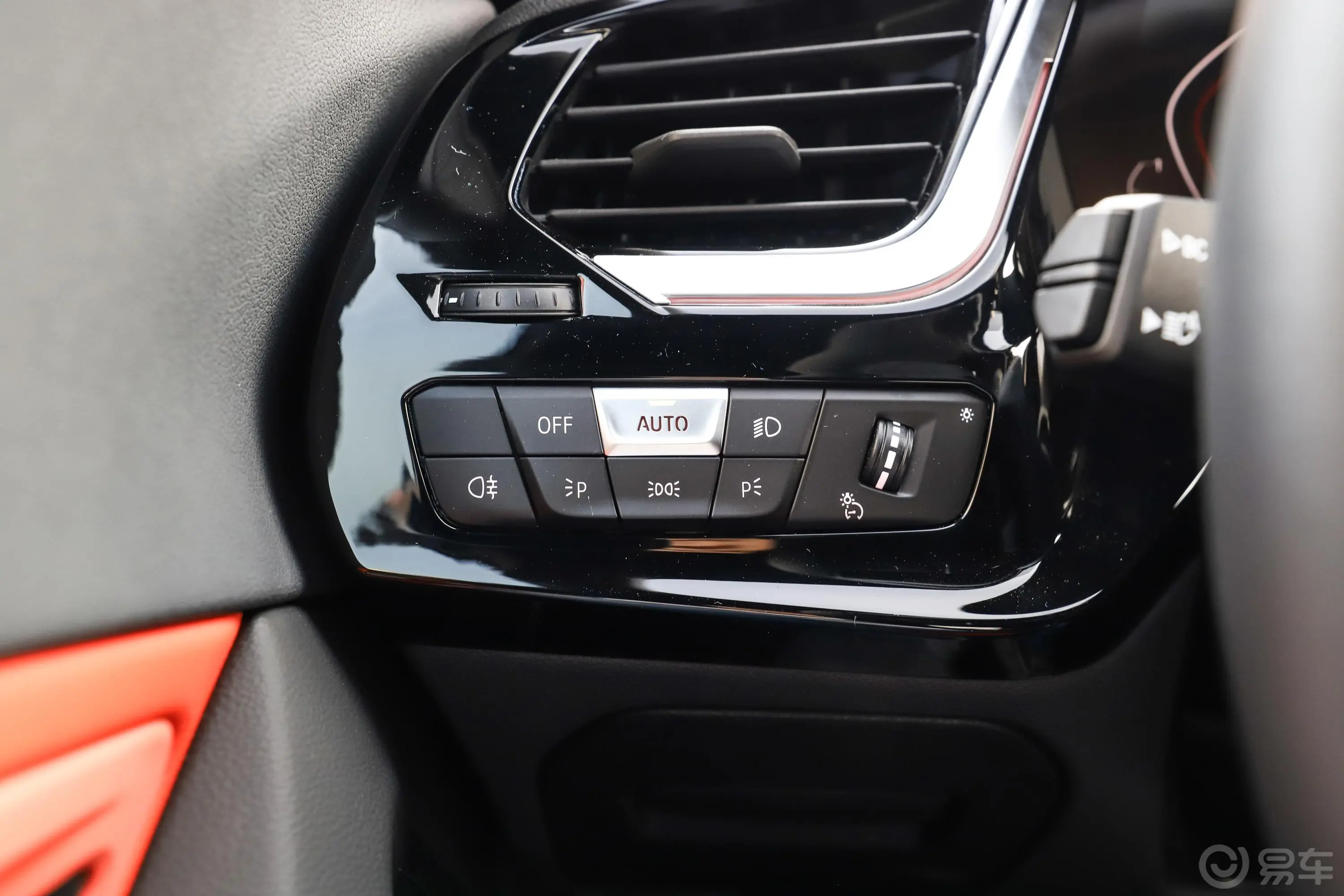 宝马Z4sDrive 25i M运动套装灯光控制区