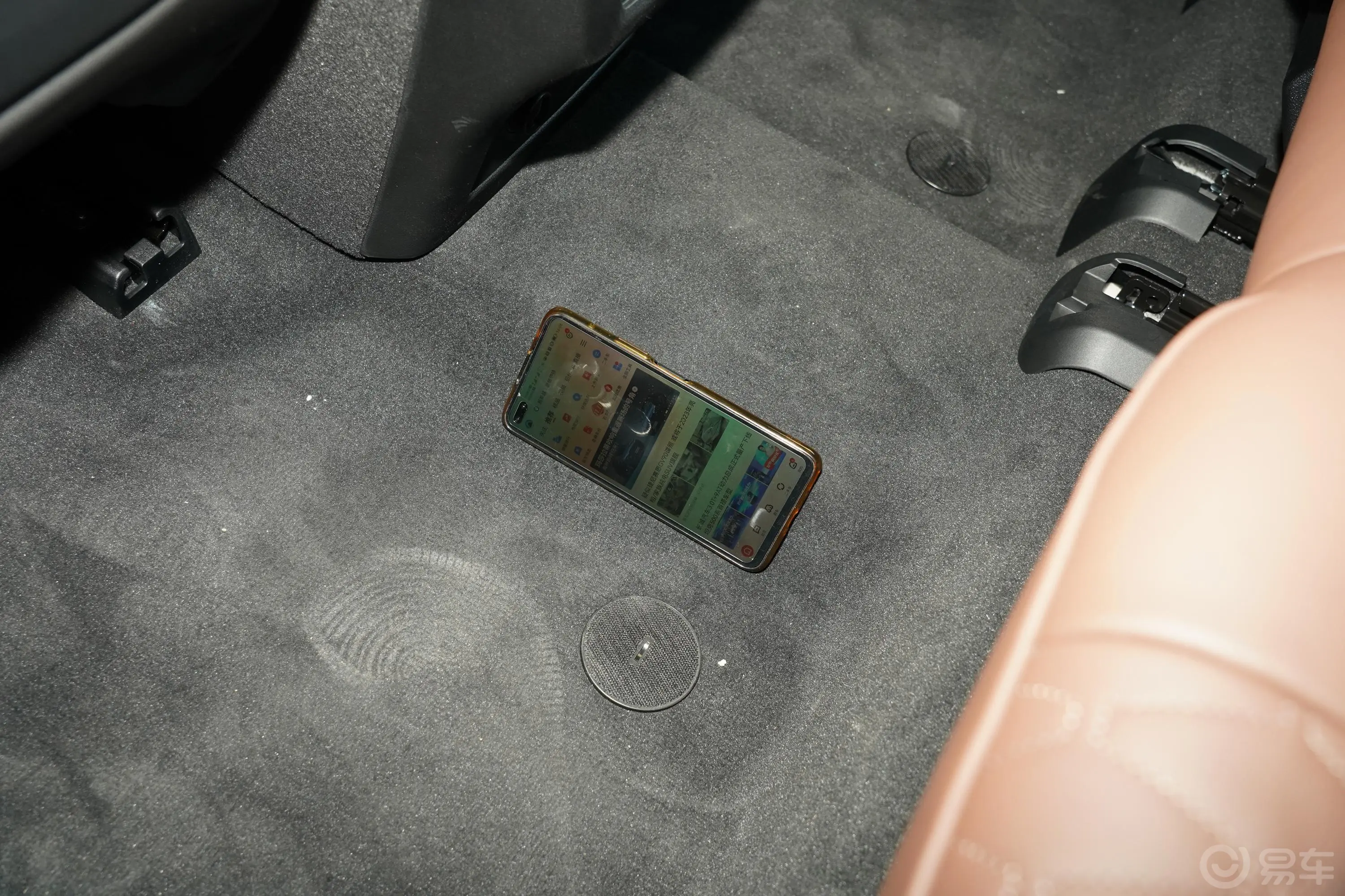 宝马X7xDrive40i 尊享型 M运动套装后排地板中间位置