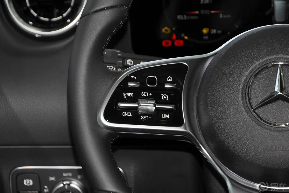 奔驰B级B200 动感型左侧方向盘功能按键