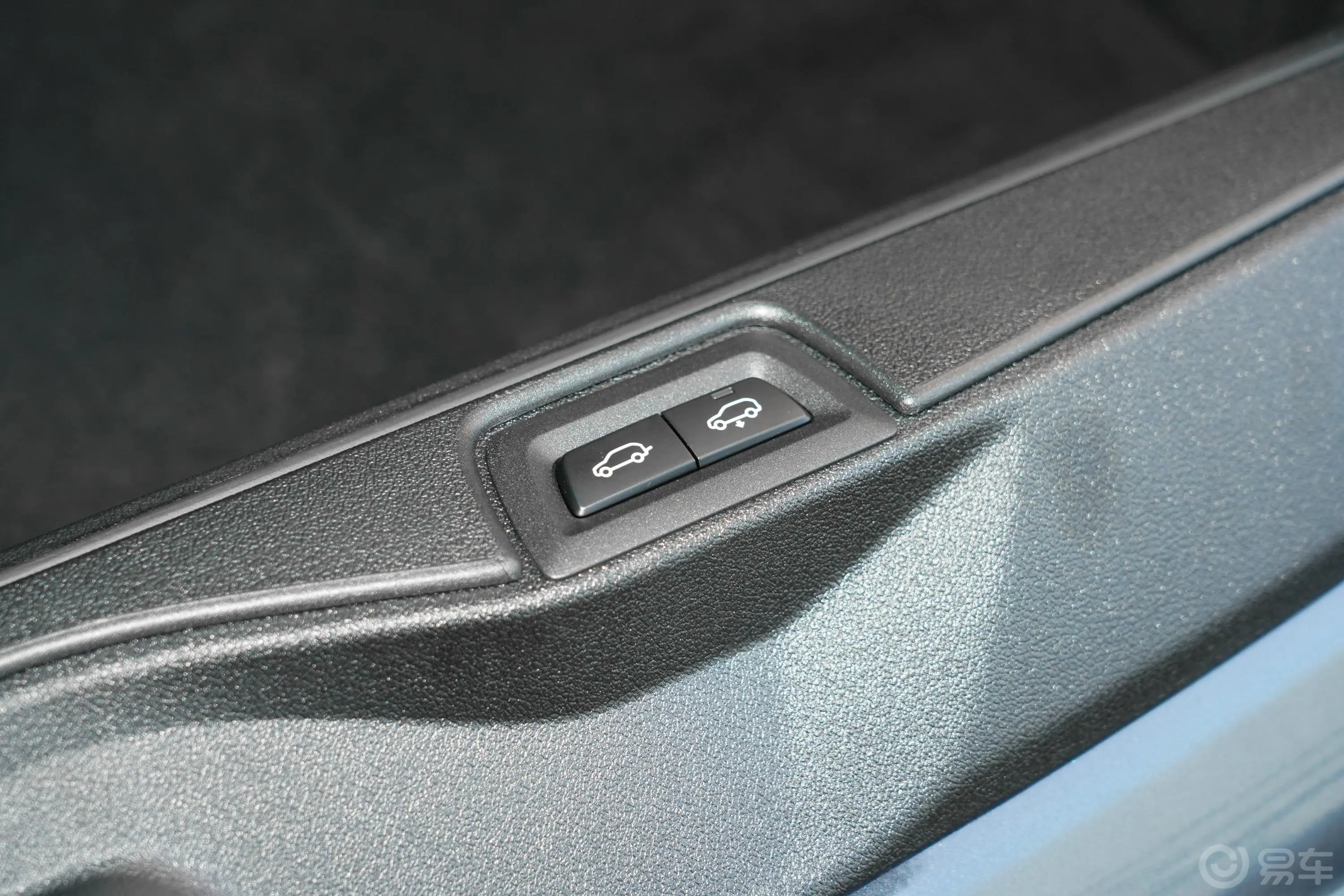 宝马X7xDrive40i 尊享型 M运动套装电动尾门按键（手动扶手）