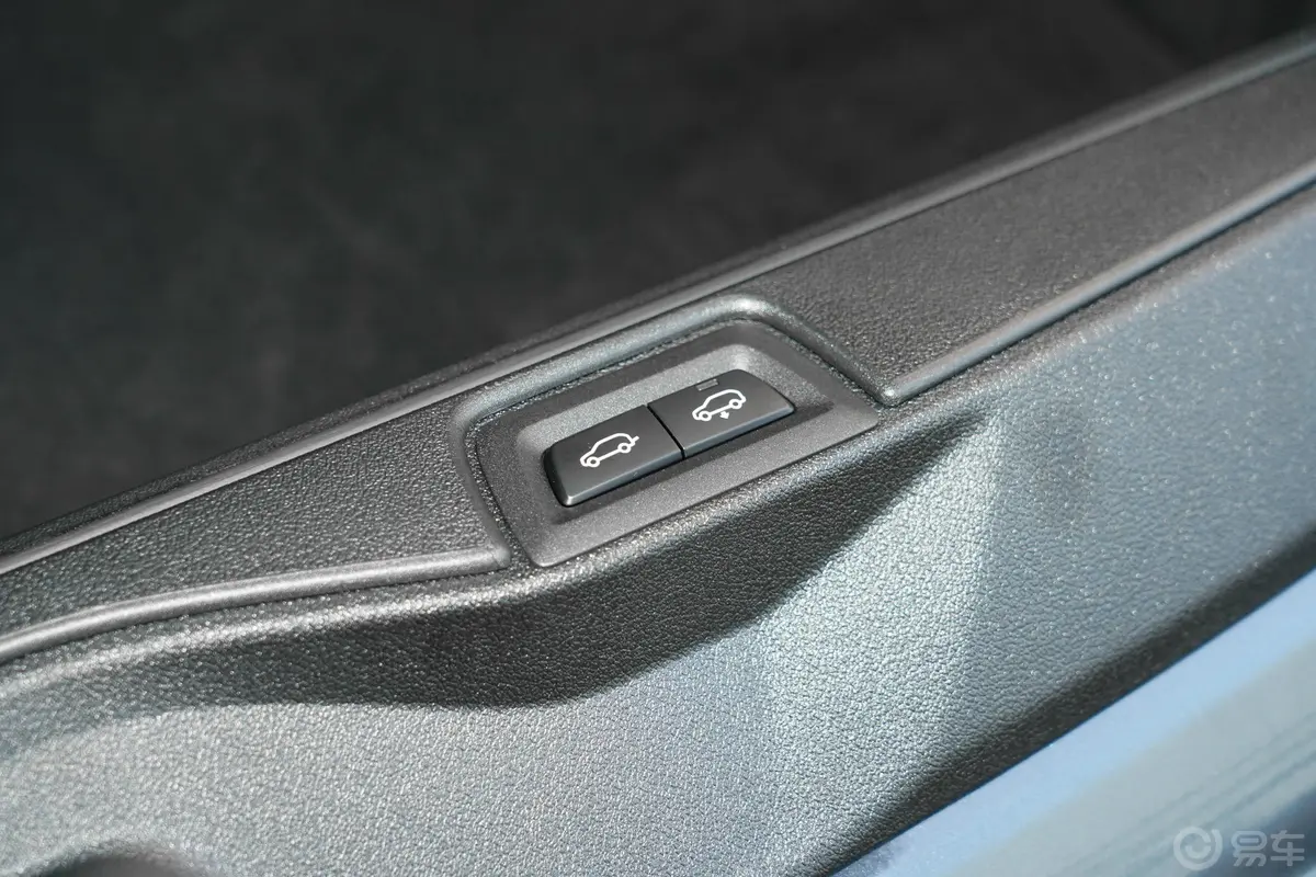宝马X7xDrive40i 尊享型 M运动套装电动尾门按键（手动扶手）