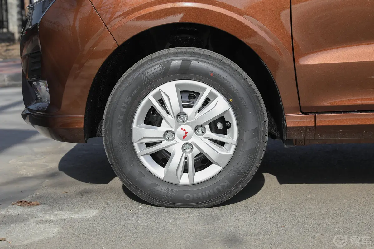 五菱宏光S改款 1.5L 手动舒适型前轮毂造型