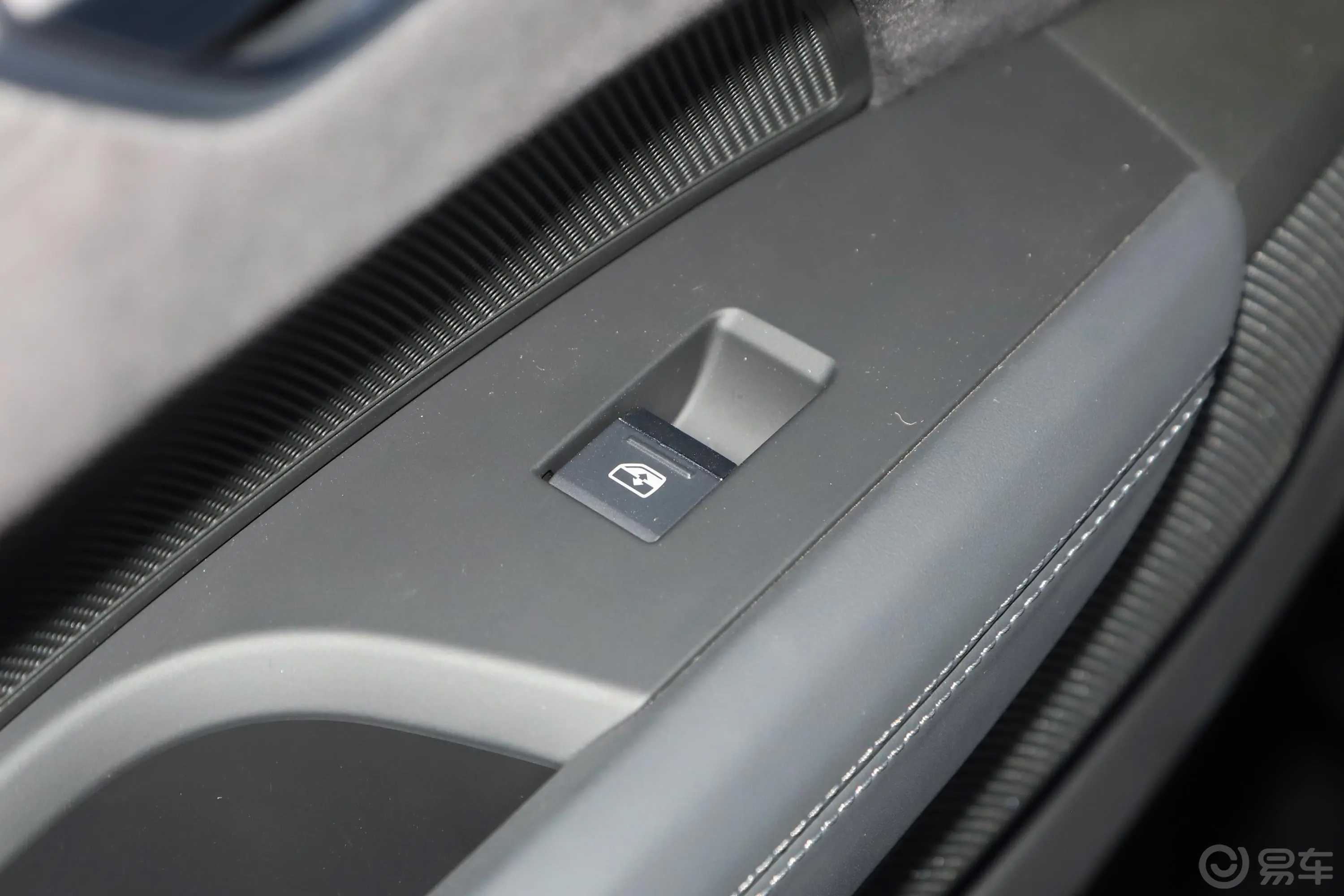 奥迪RS e-tron GT顶配版后车窗调节