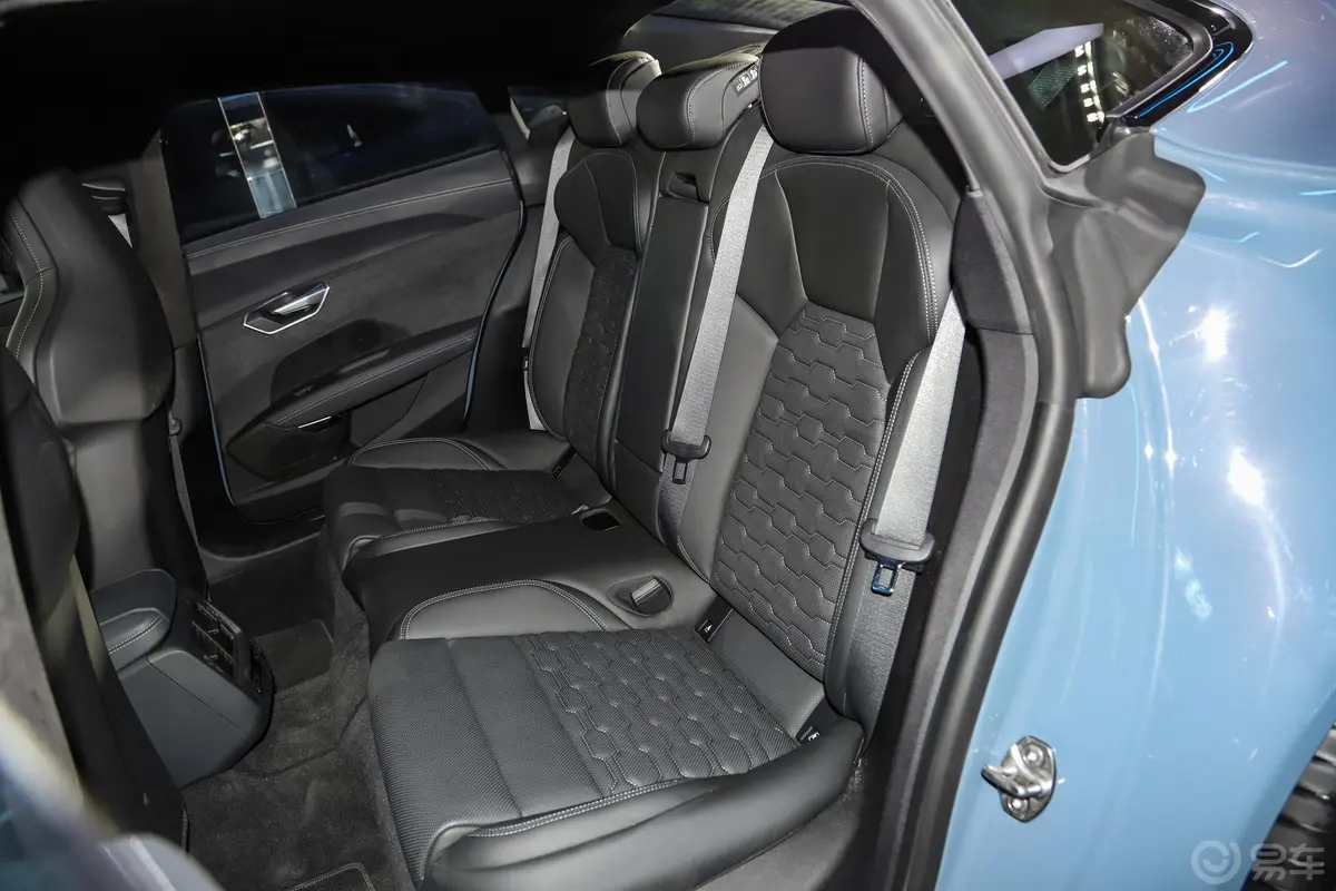 奥迪RS e-tron GT顶配版后排座椅