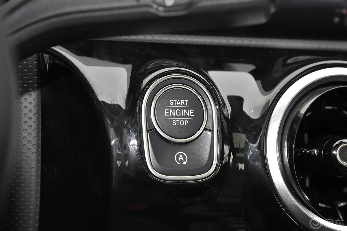 奔驰A级A 200 L 运动轿车动感型钥匙孔或一键启动按键