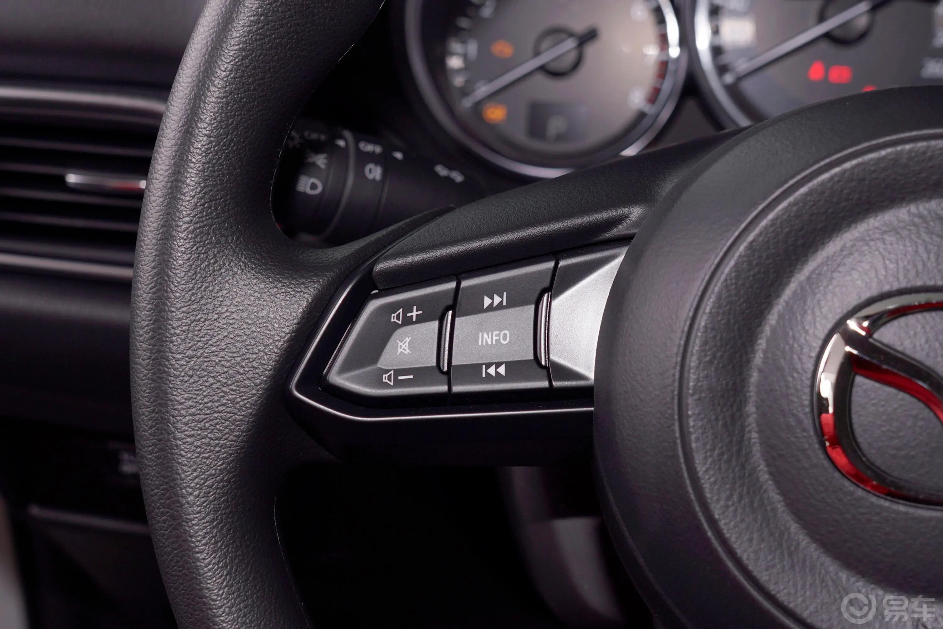 马自达CX-52.0L 手自一体 两驱 舒适型左侧方向盘功能按键