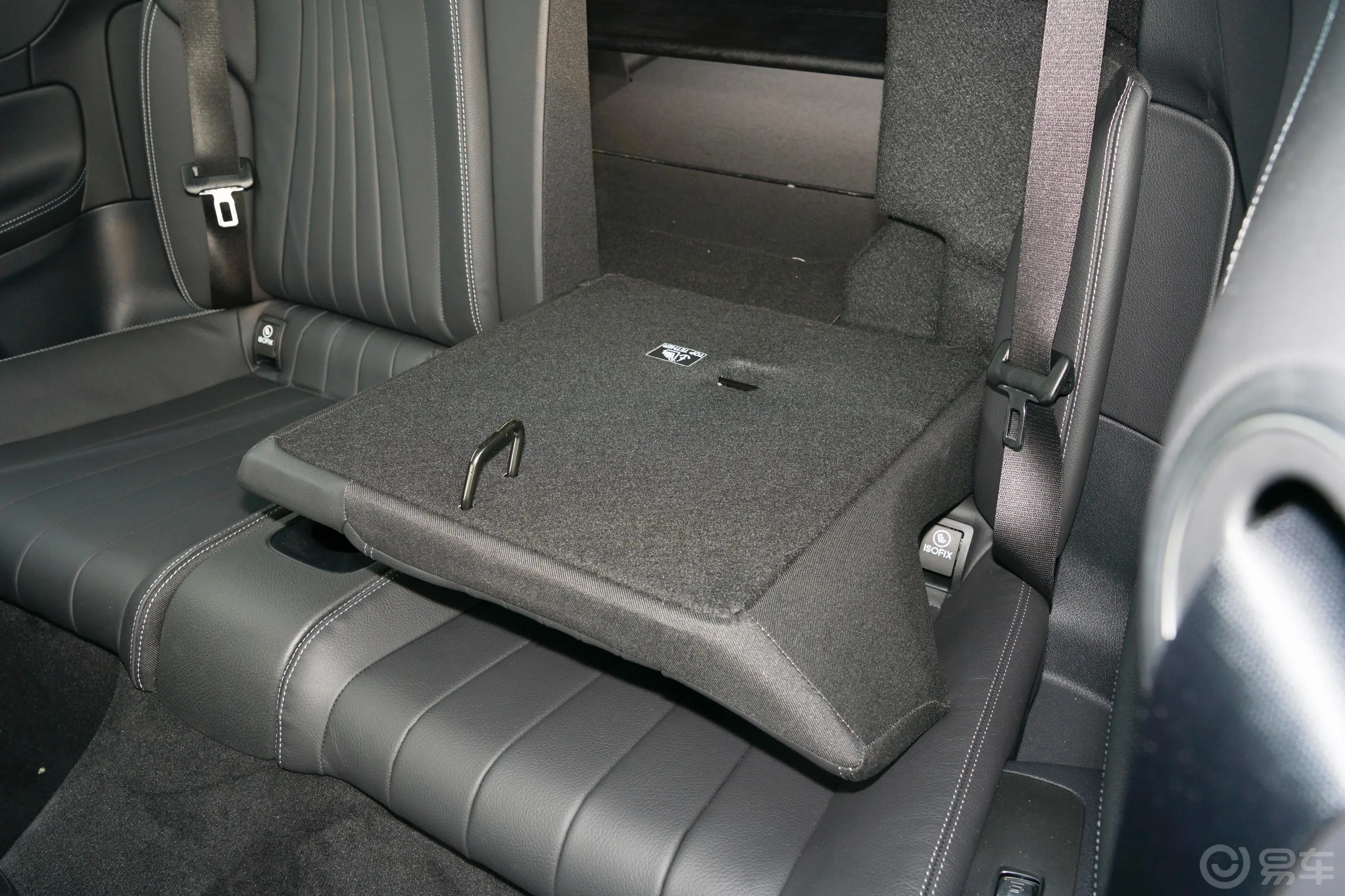 奔驰E级(进口)改款 E 260 4MATIC 敞篷轿跑车空间