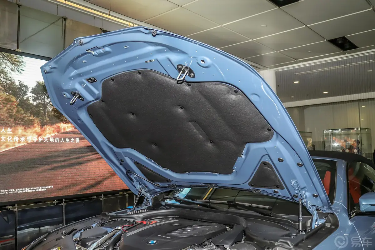 宝马8系改款 敞篷轿跑车 840i M运动套装发动机舱盖内侧