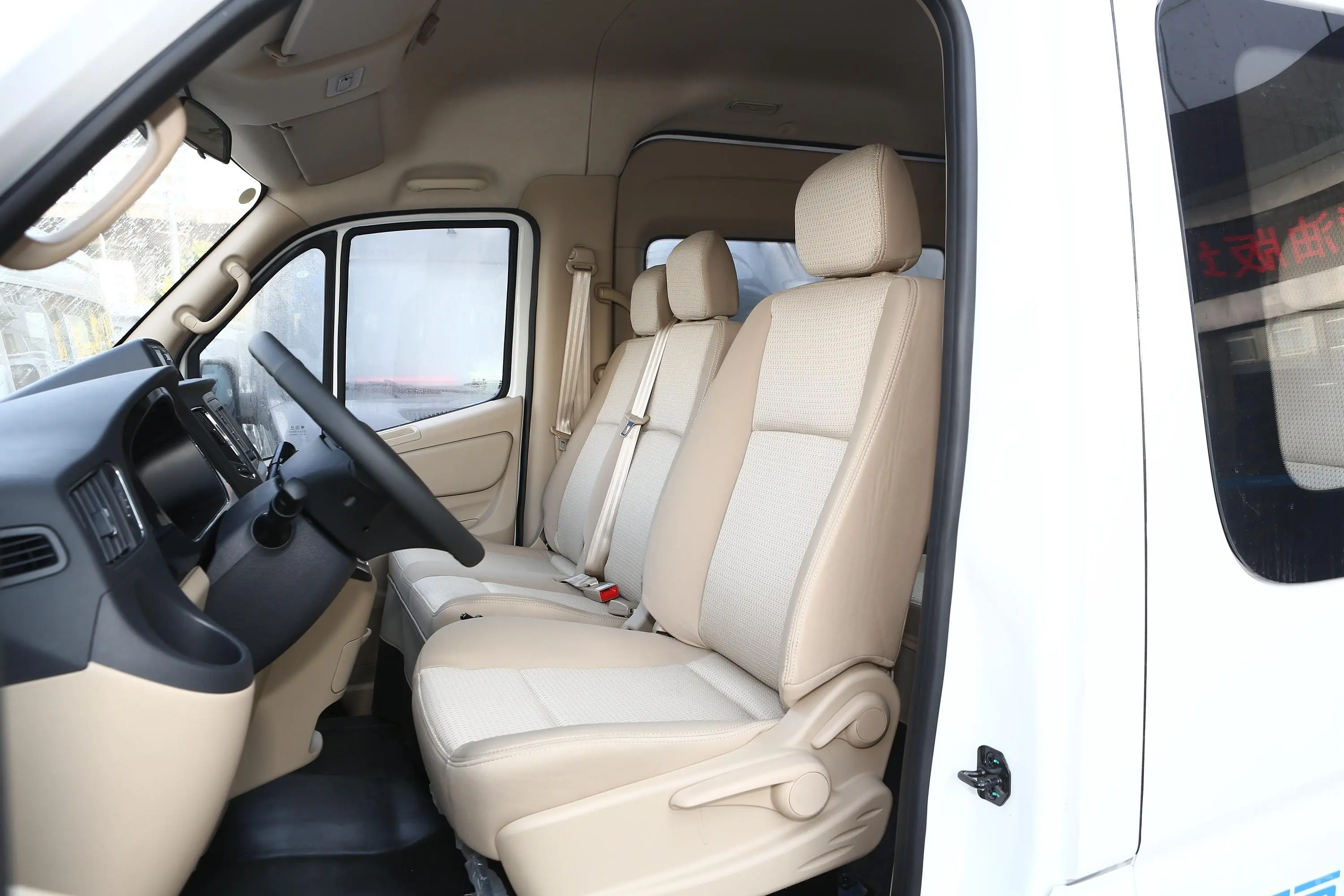 图雅诺智蓝商旅版客车 加长轴中顶 14座 79.92kWh驾驶员座椅