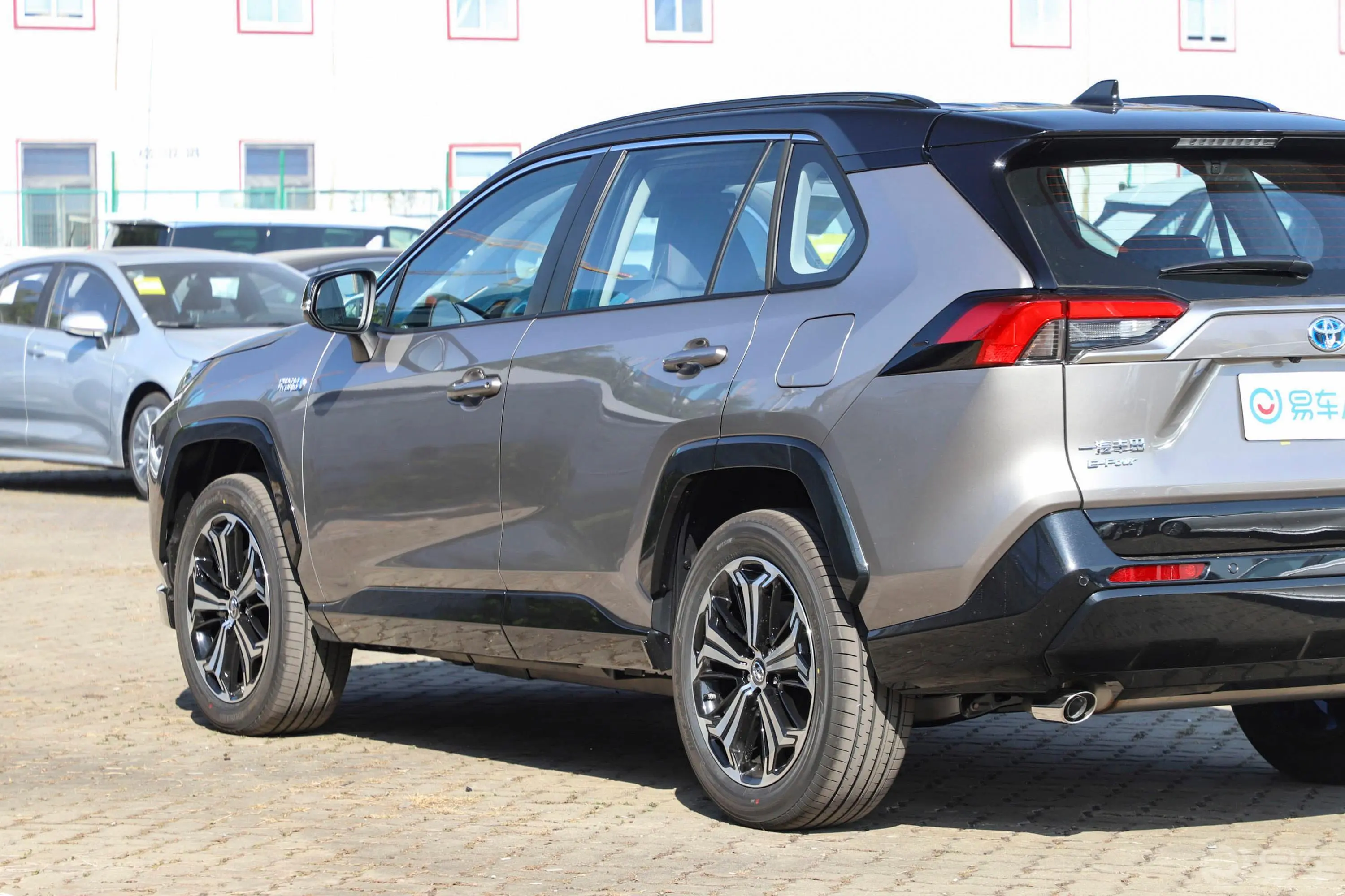 RAV4荣放 双擎E+2.5L 四驱旗舰Pro外观