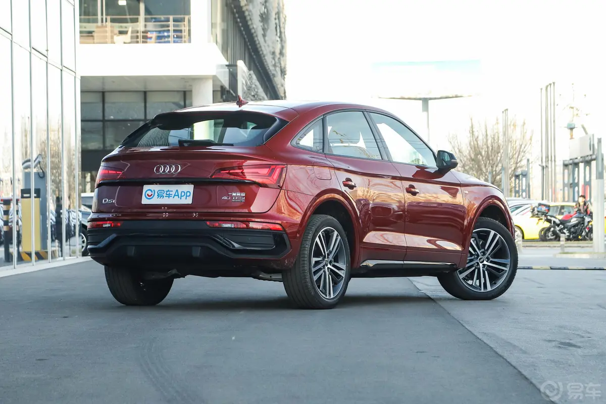 奥迪Q5L Sportback40 TFSI 豪华型侧后45度车头向右水平