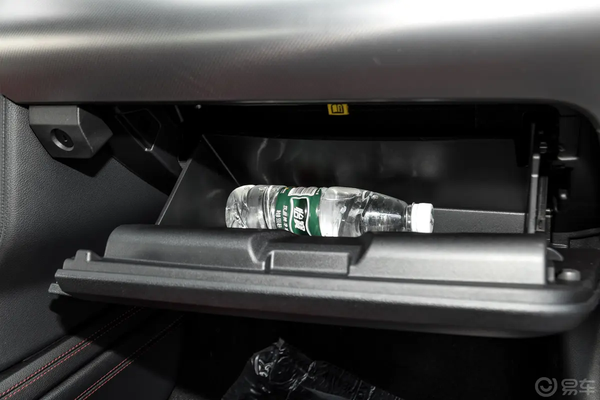 Mustang2.3T 黑曜魅影特别版手套箱空间水瓶横置