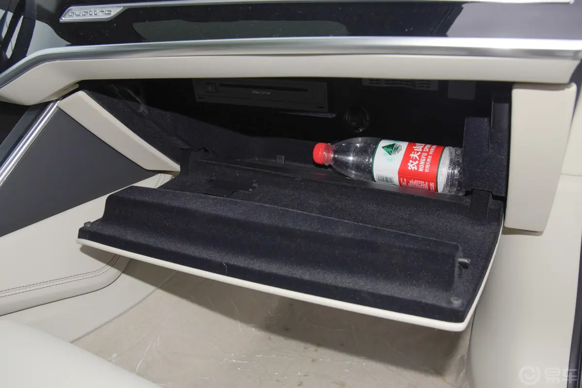 奥迪A6L55 TFSI quattro 尊享致雅型手套箱空间水瓶横置