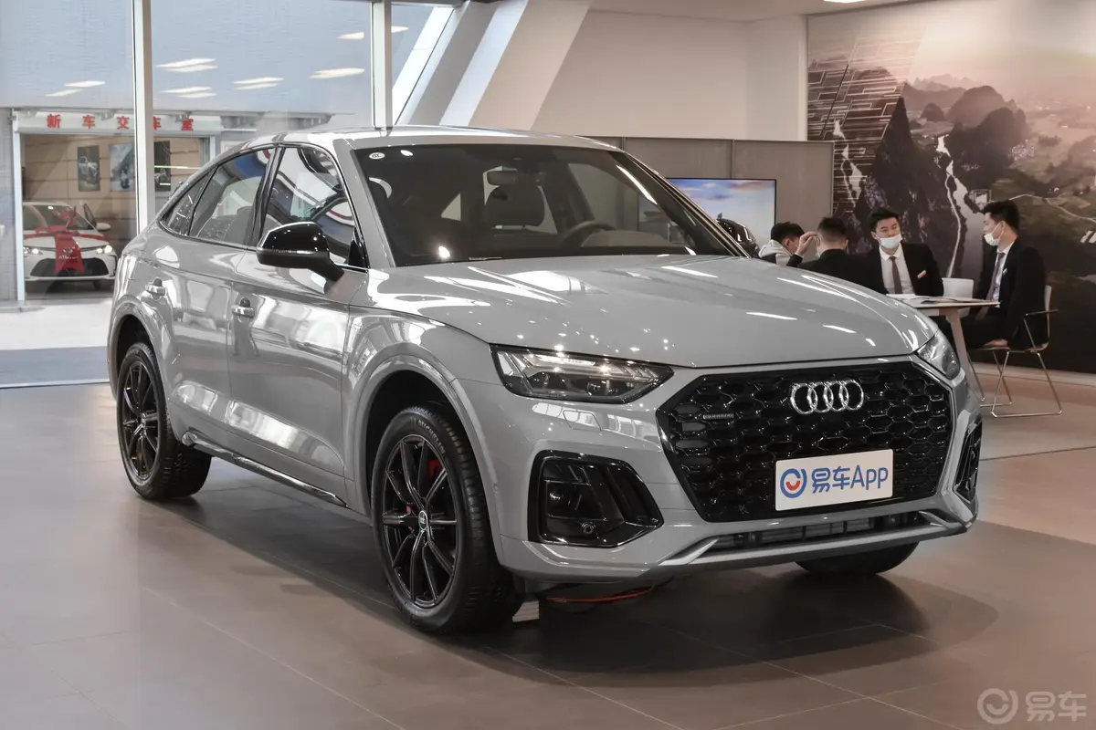 奥迪Q5L Sportback45 TFSI 臻选型尾灯侧45度俯拍