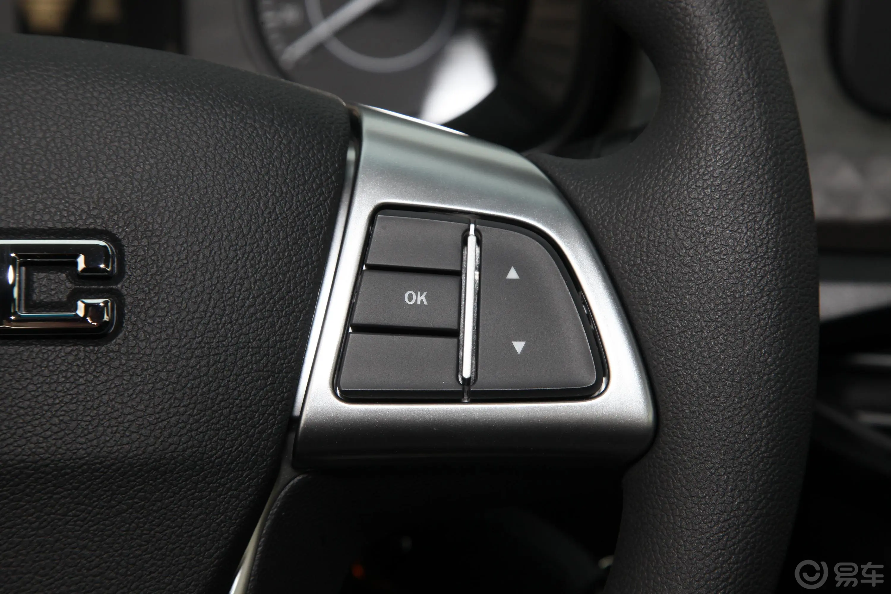 宝典低货台 2.5T 手动 两驱 标轴舒享版 柴油右侧方向盘功能按键