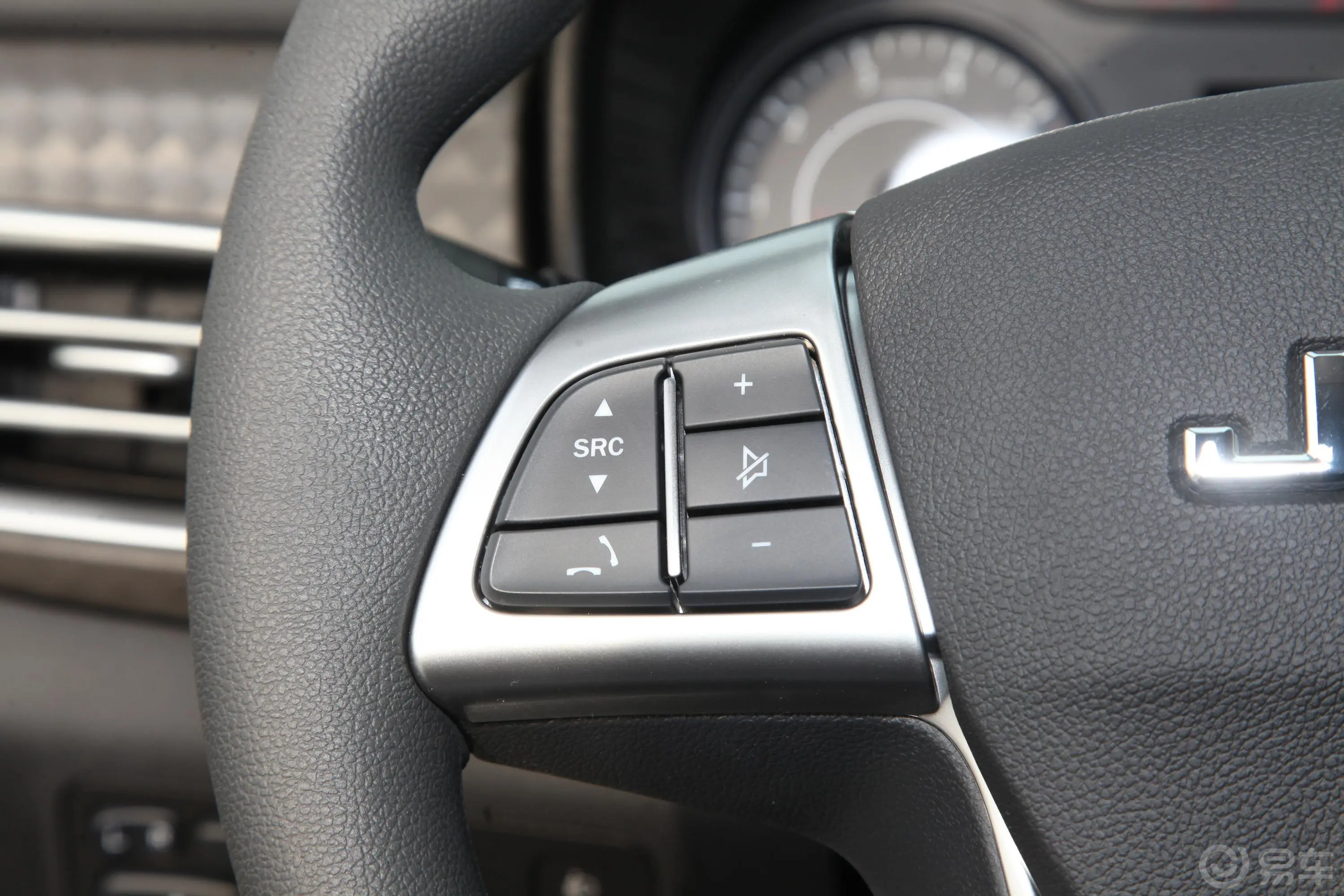 宝典低货台 1.8T 手动 四驱 标轴舒享版 汽油左侧方向盘功能按键