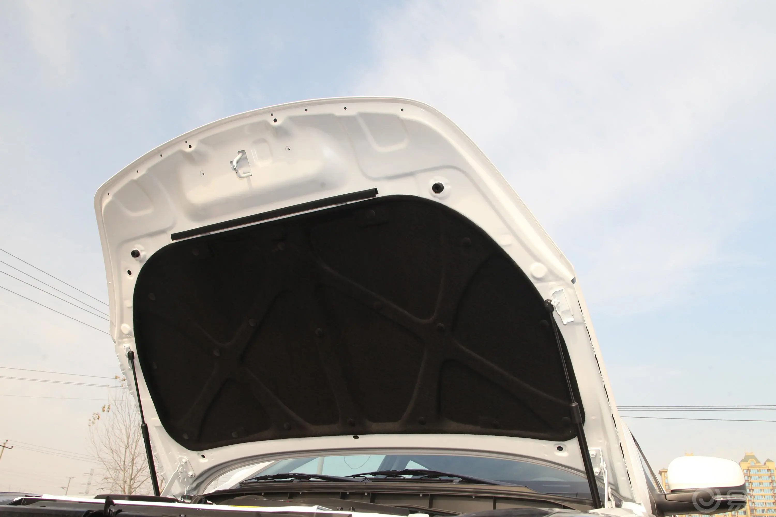 宝典低货台 1.8T 手动 两驱 标轴舒享版 汽油发动机舱盖内侧