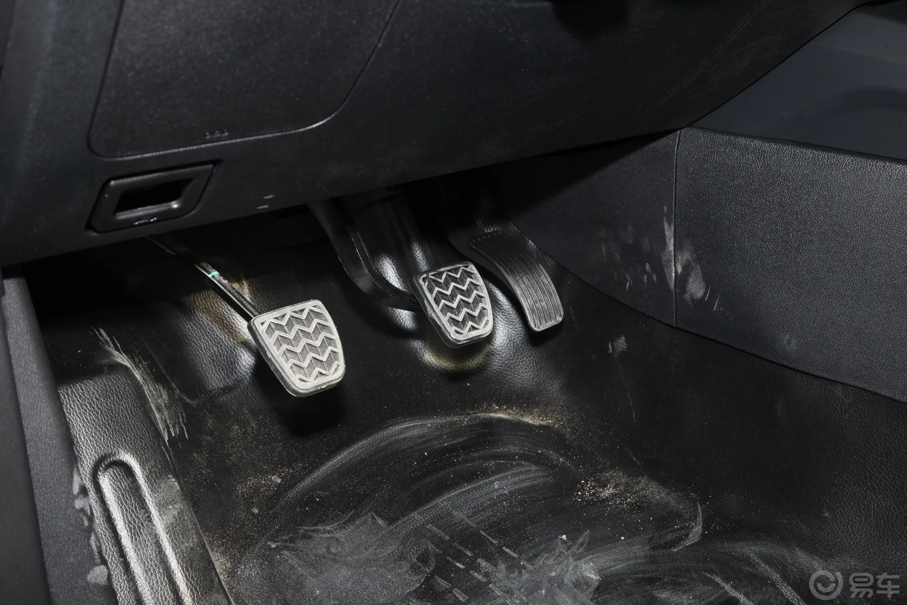 宝典低货台 1.8T 手动 四驱 标轴舒享版 汽油脚踏板