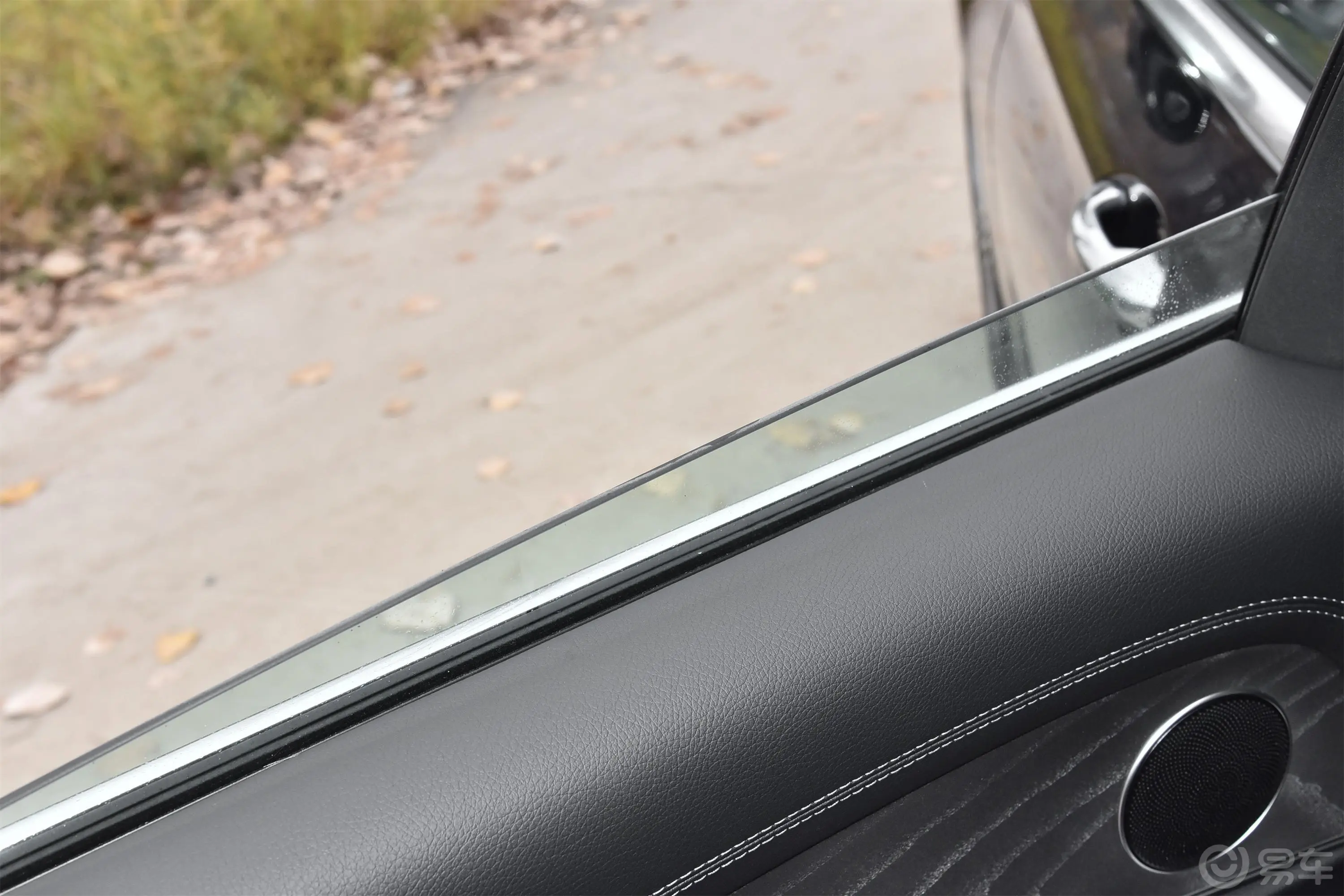 奔驰E级改款 E 300 L 时尚型后排玻璃材质特写