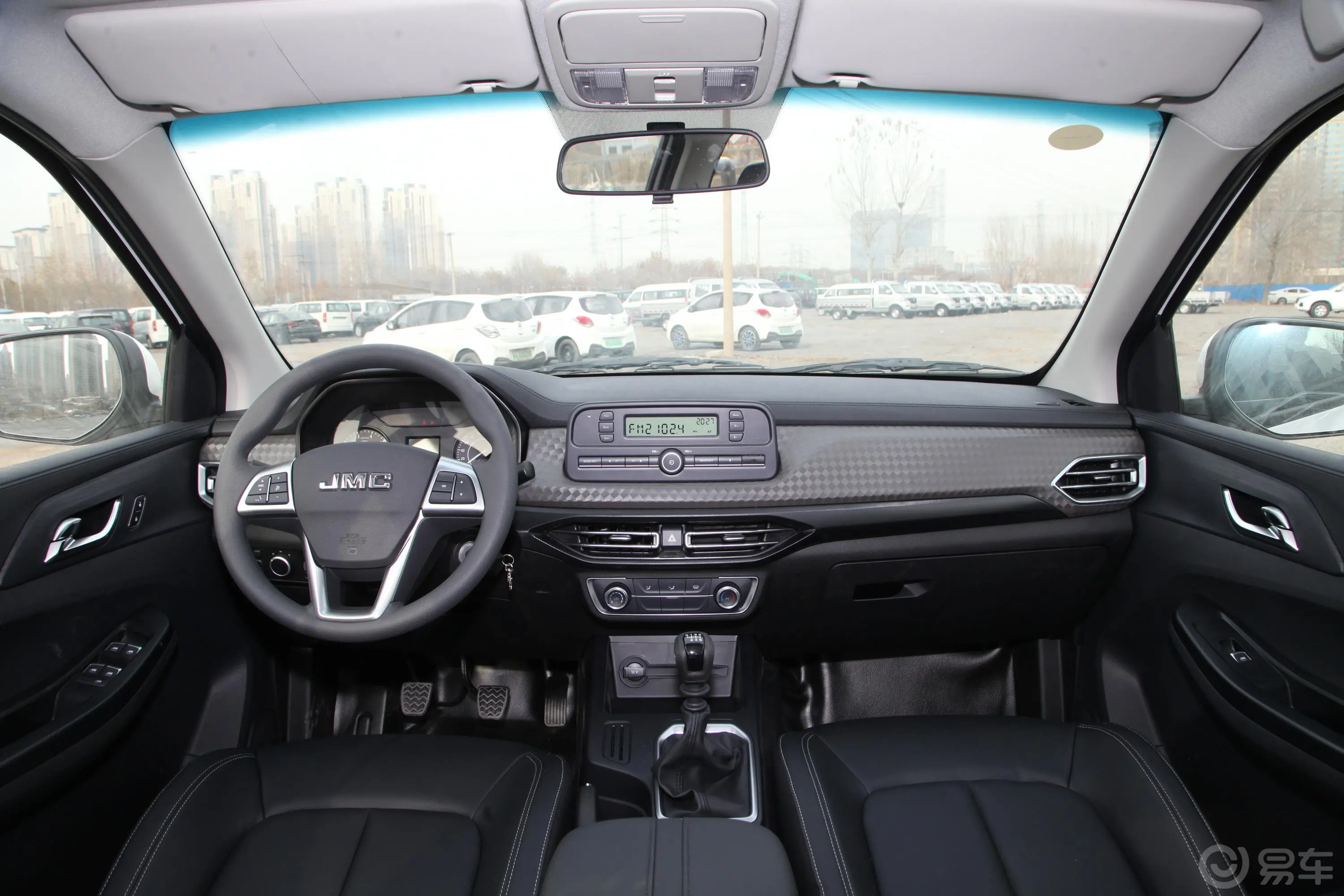 宝典低货台 1.8T 手动 四驱 标轴舒享版 汽油前排中央扶手