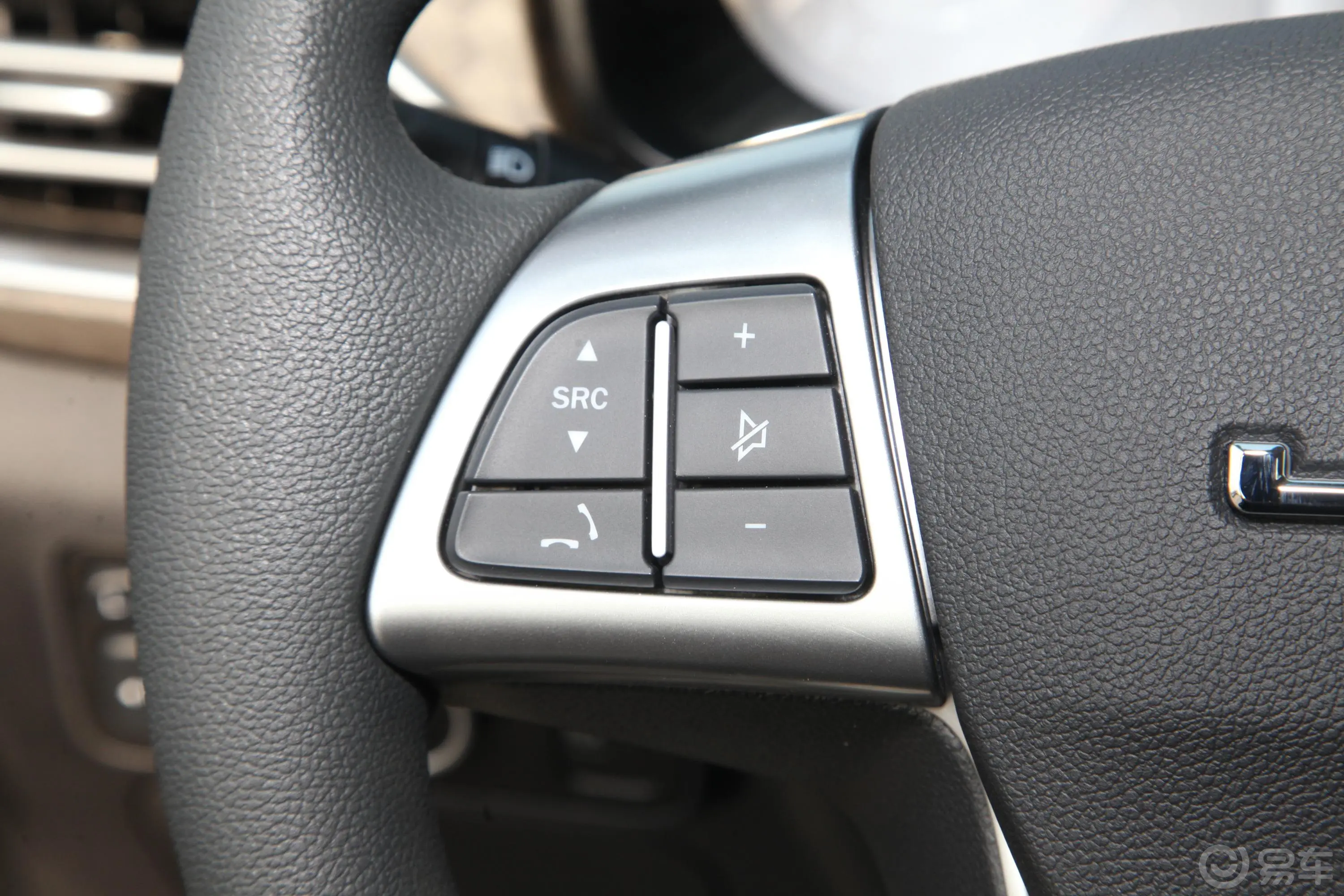 宝典低货台 2.5T 手动 四驱 标轴舒享版 柴油左侧方向盘功能按键