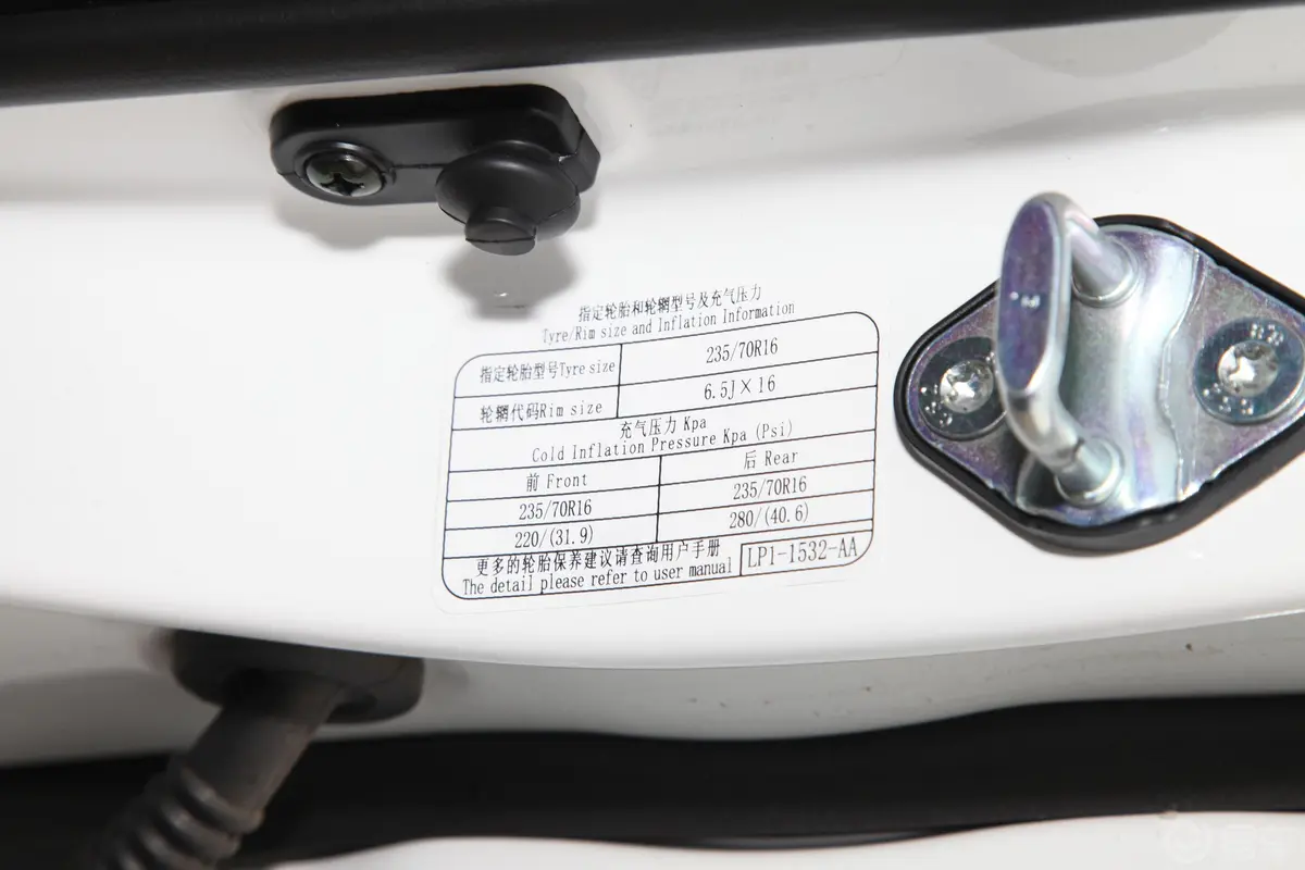 宝典低货台 2.5T 手动 两驱 标轴舒享版 柴油胎压信息铭牌
