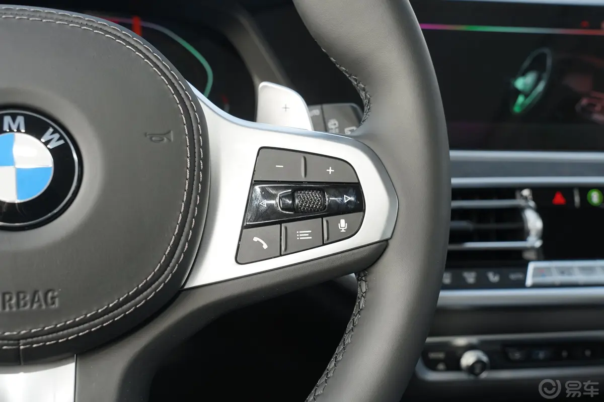 宝马X5(进口)xDrive40i M运动套装右侧方向盘功能按键