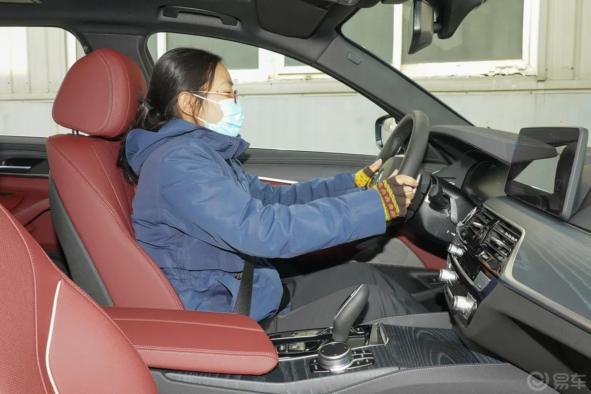 宝马5系改款 530Li xDrive M运动套装前排空间体验