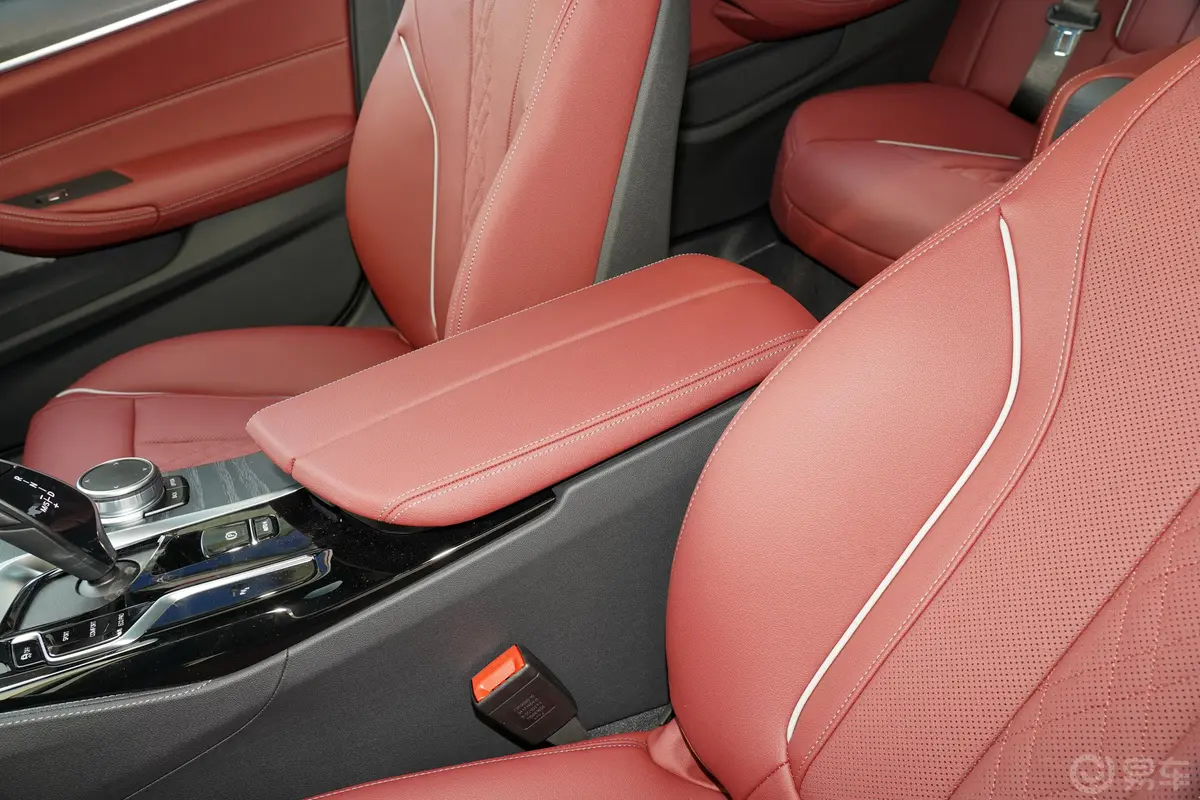 宝马5系改款 530Li xDrive M运动套装前排中央扶手