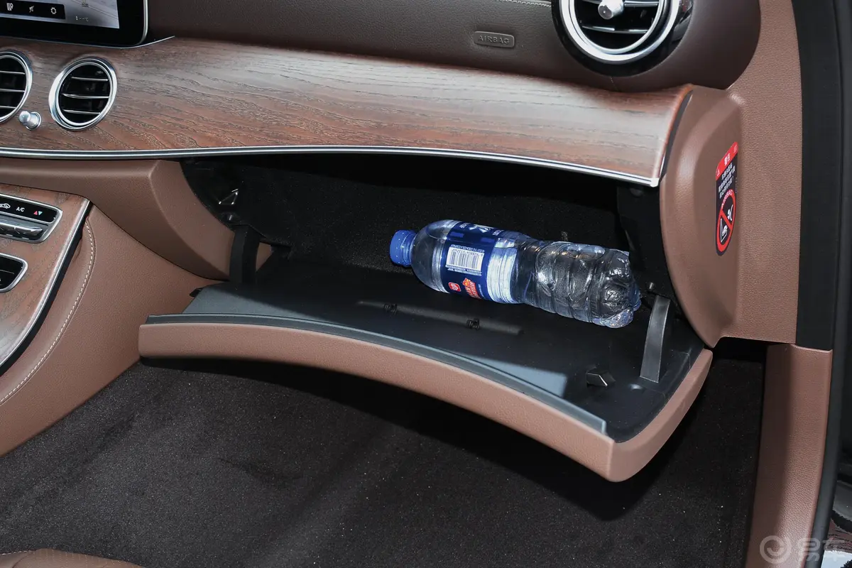 奔驰E级改款 E 300 L 豪华型手套箱空间水瓶横置
