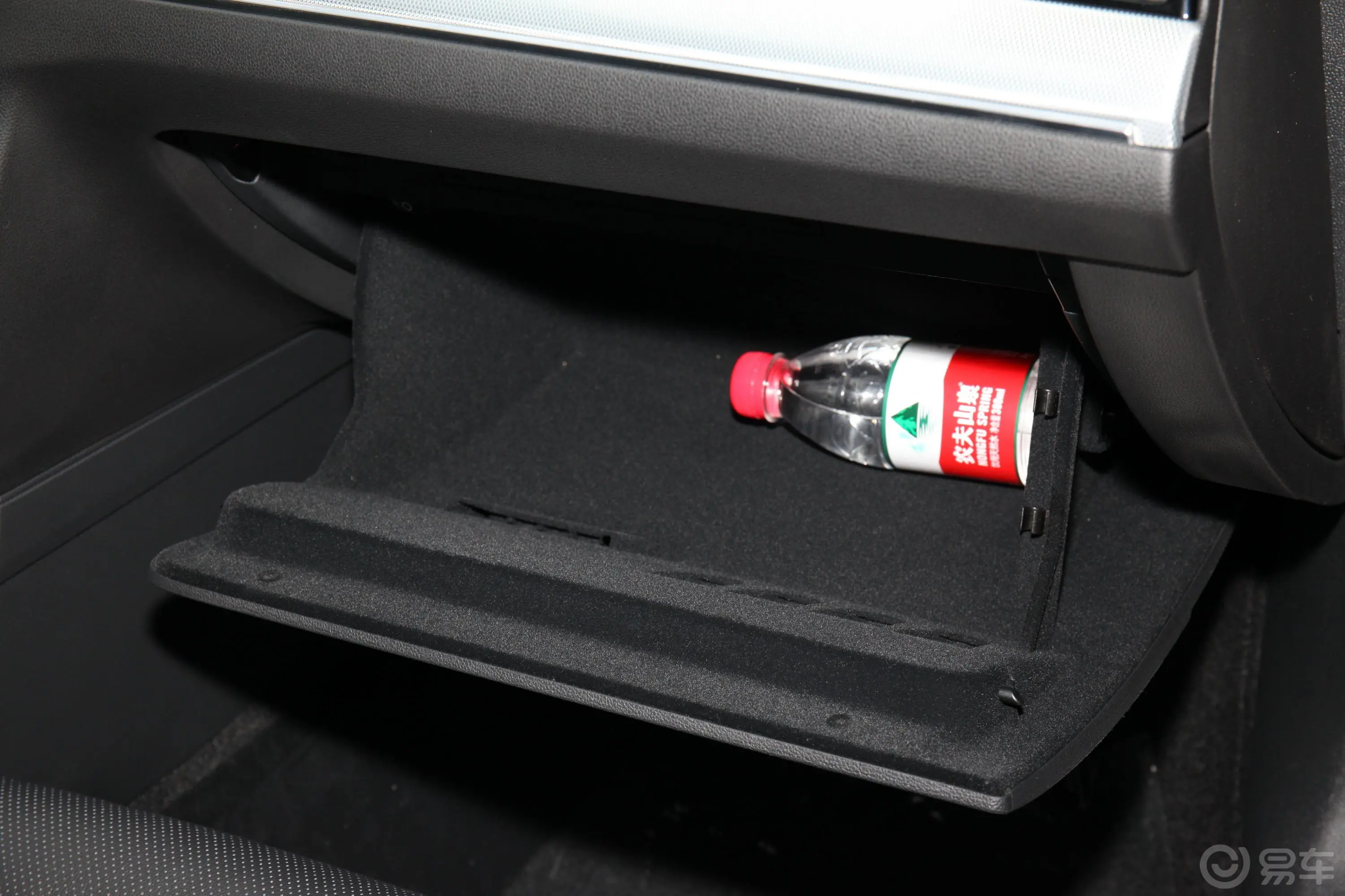 迈腾GTE 插电混动1.4T 尊贵型手套箱空间水瓶横置