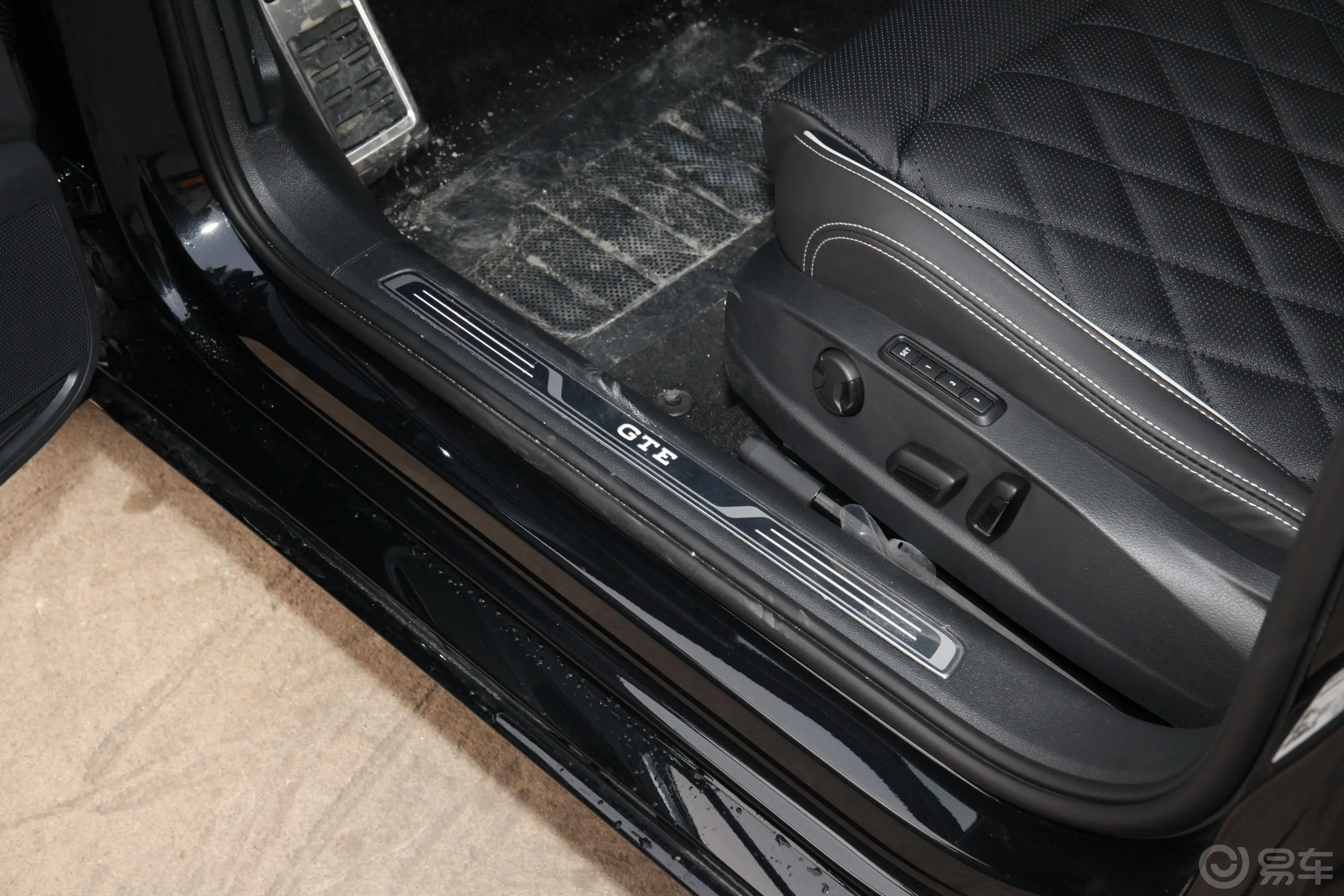 迈腾GTE 插电混动1.4T 尊贵型前排迎宾踏板