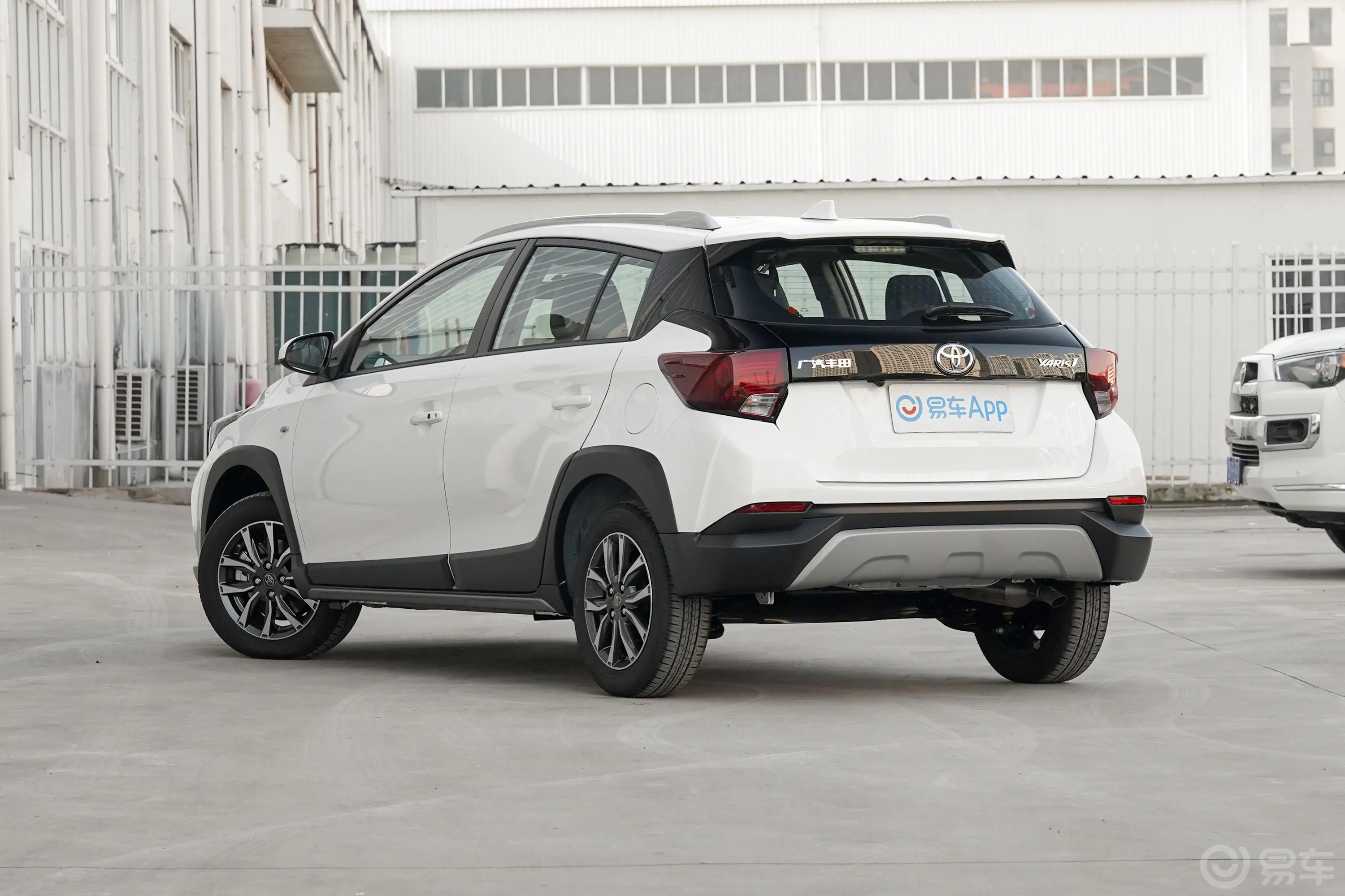 YARiS L 致炫致炫X 1.5L CVT 尊贵版侧后45度车头向左水平