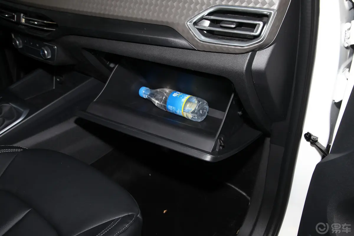 宝典大平层 1.8T 手动 四驱 长轴舒享版 汽油手套箱空间水瓶横置