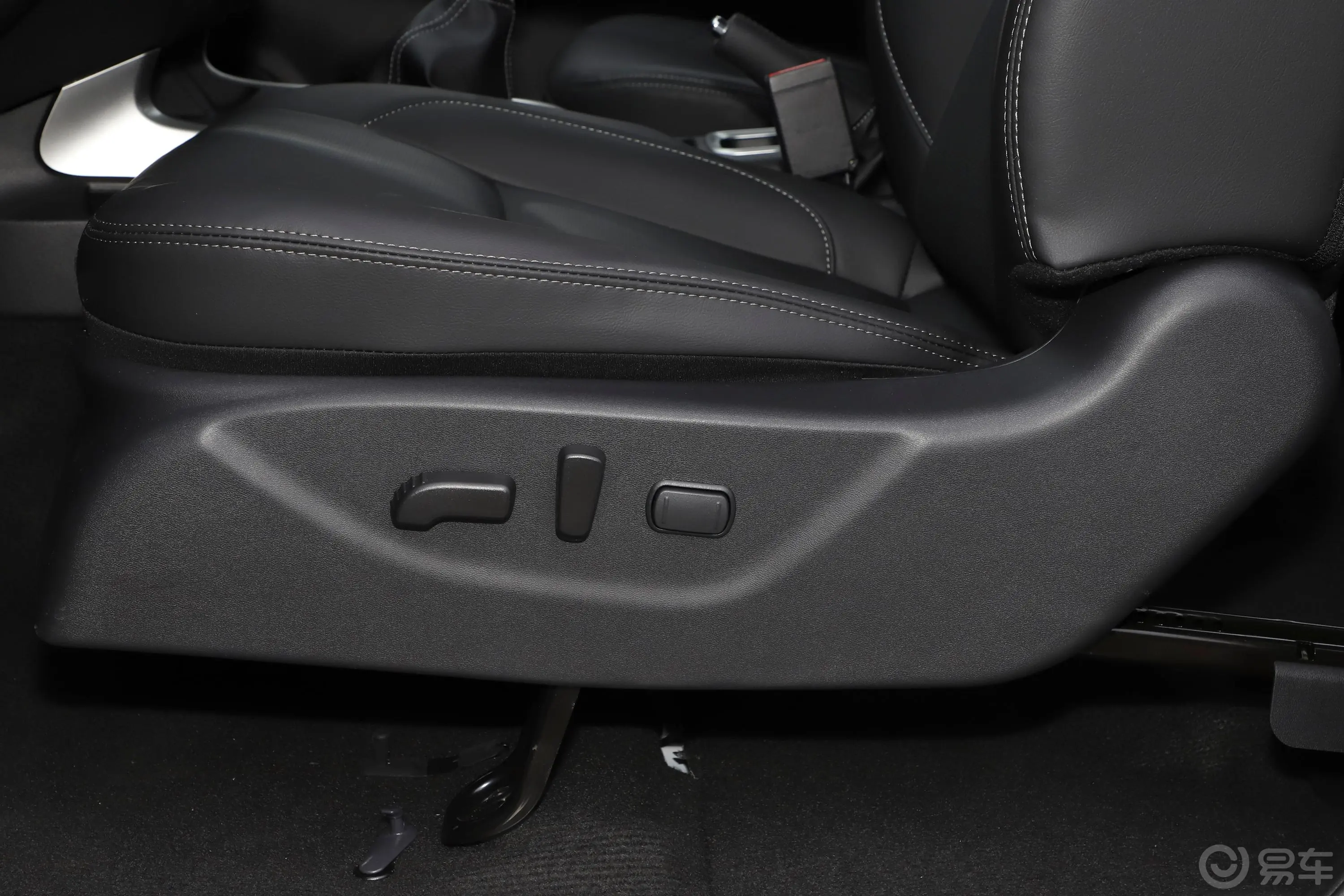 纳瓦拉改款 2.5L 手动四驱旗舰型主驾座椅调节