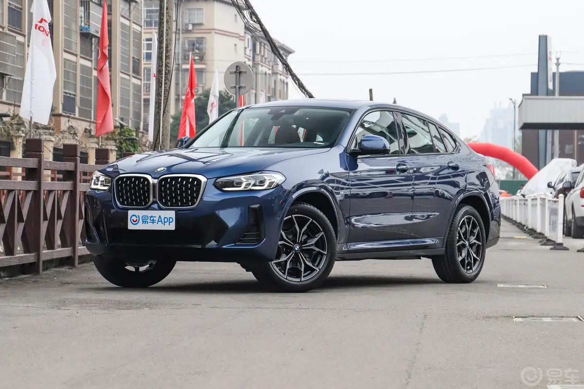 宝马X4xDrive25i M运动套装侧前45度车头向左水平