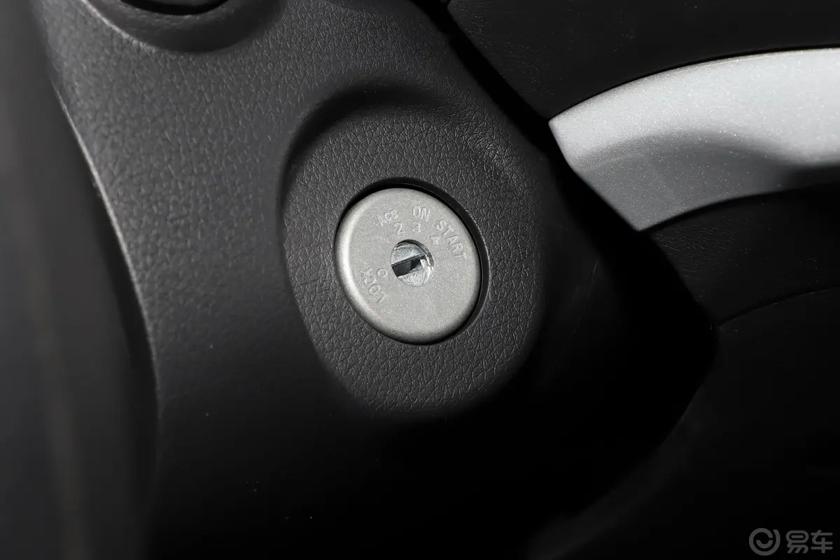 锐骐62.3T 手动平底货箱四驱标准型 柴油钥匙孔或一键启动按键