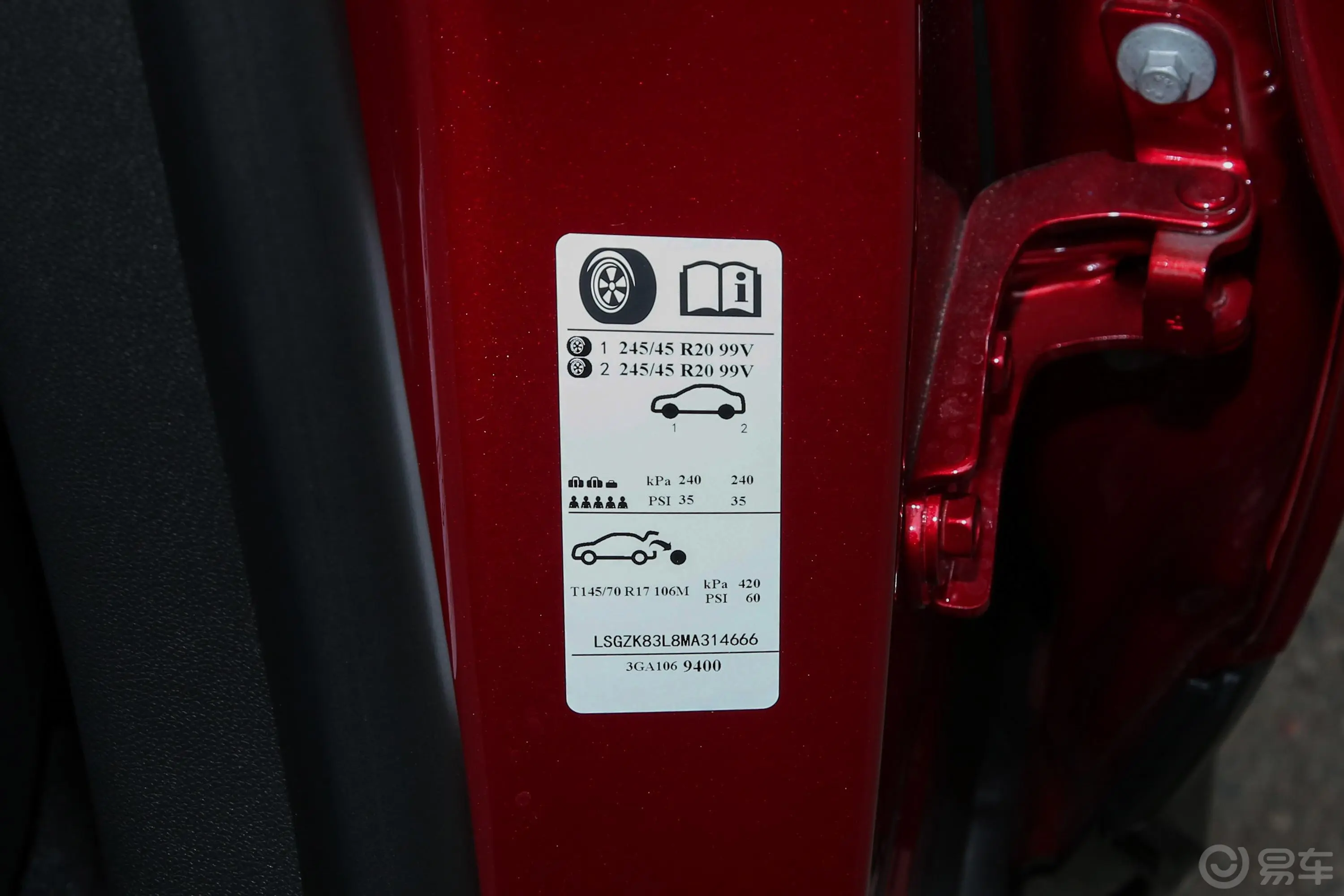 凯迪拉克XT428T 四驱铂金运动版胎压信息铭牌