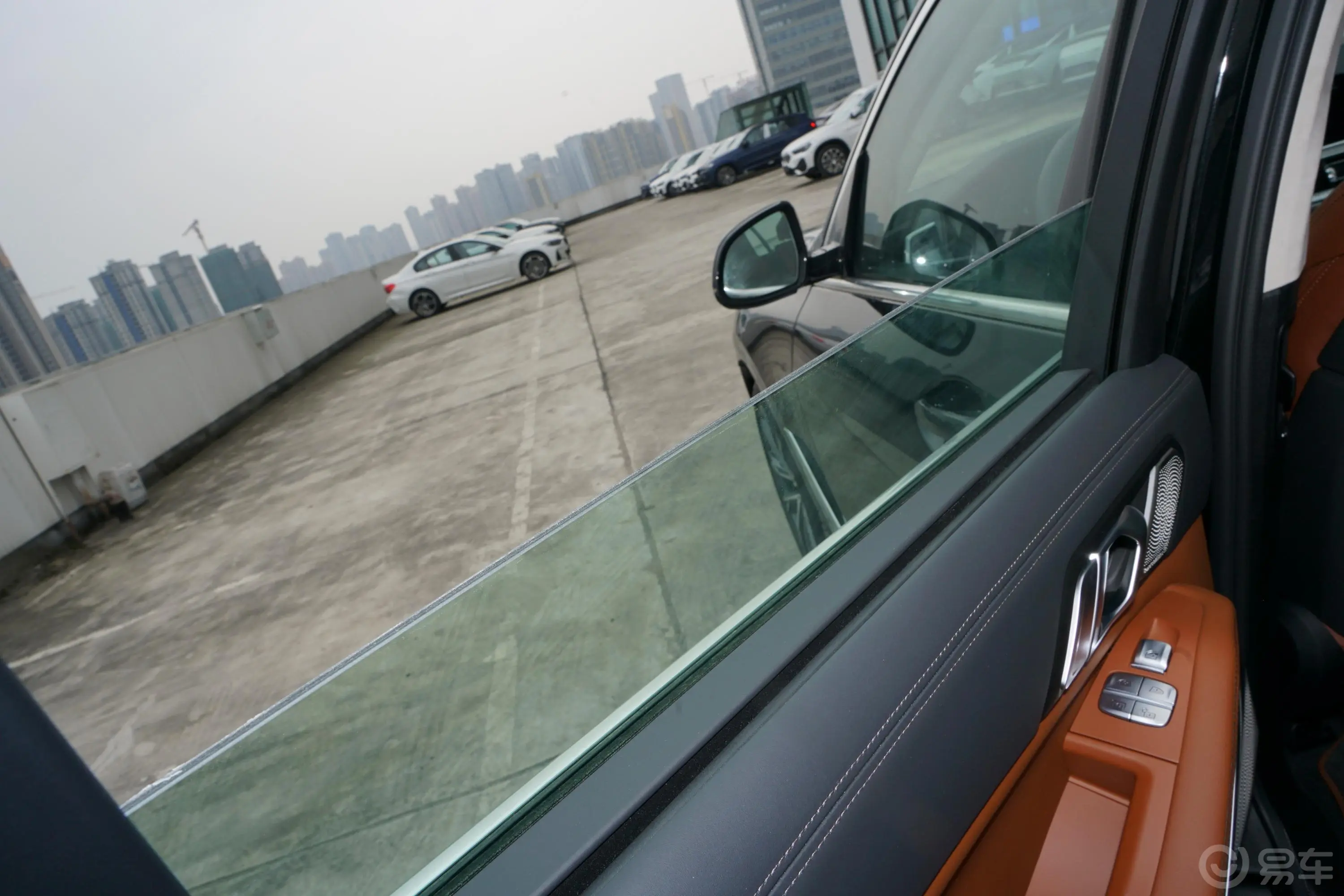 宝马X7xDrive40i 行政型 豪华套装后排玻璃材质特写