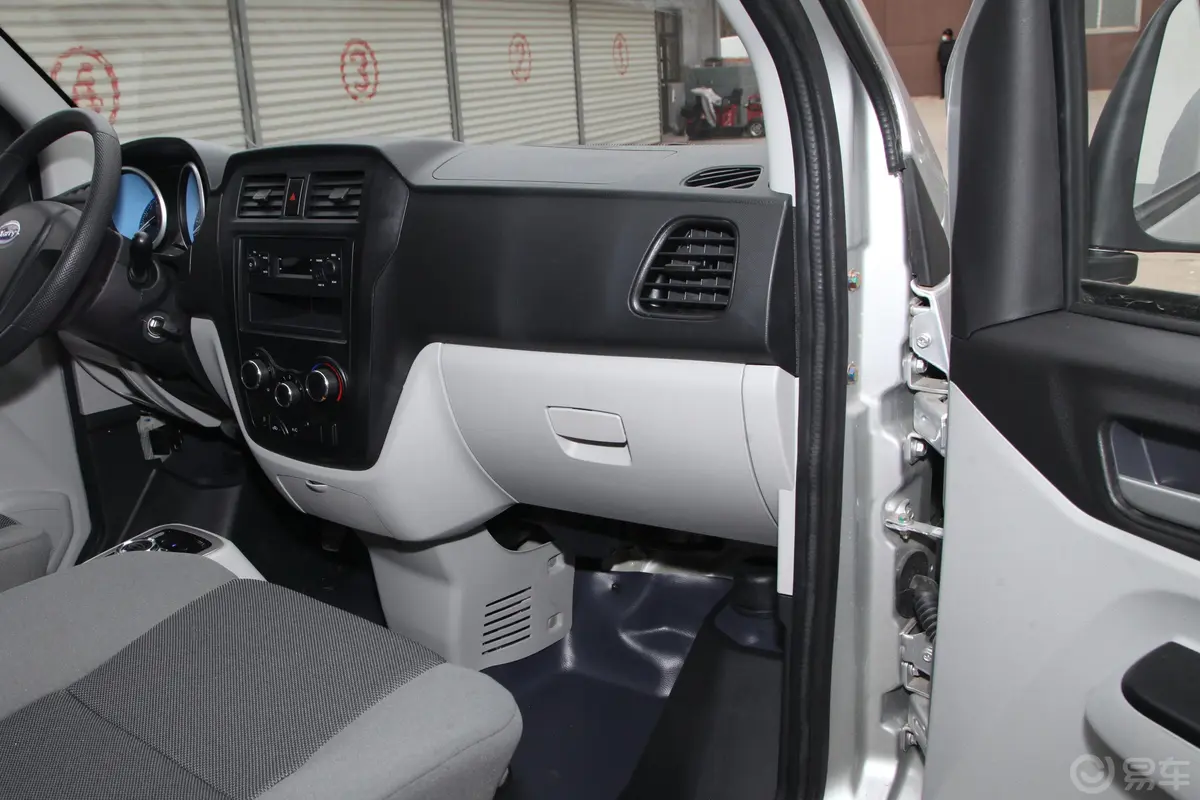 优优EV舒适型SQR5039副驾驶位区域