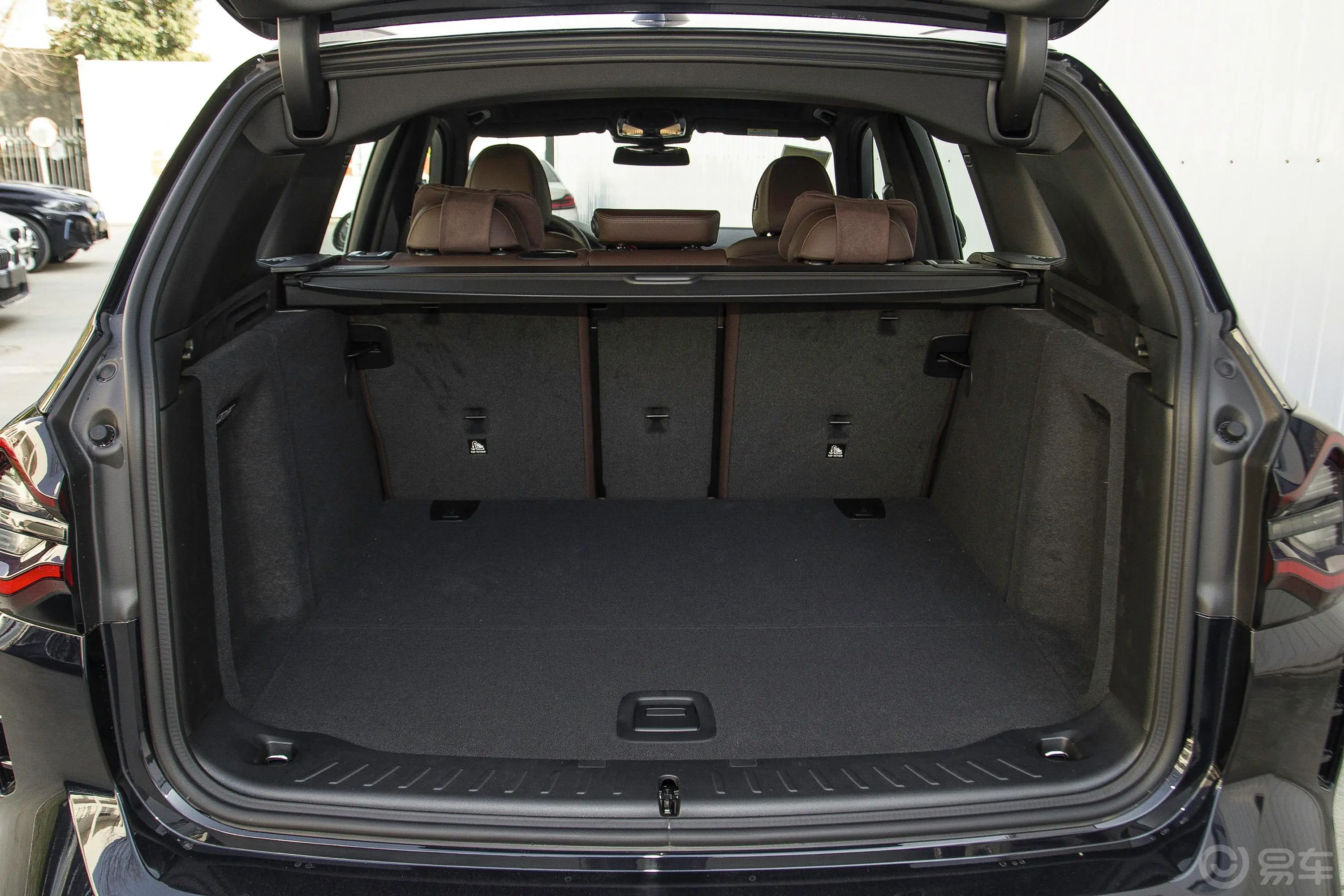 宝马X3改款 xDrive30i 尊享型 M曜夜套装后备厢空间特写
