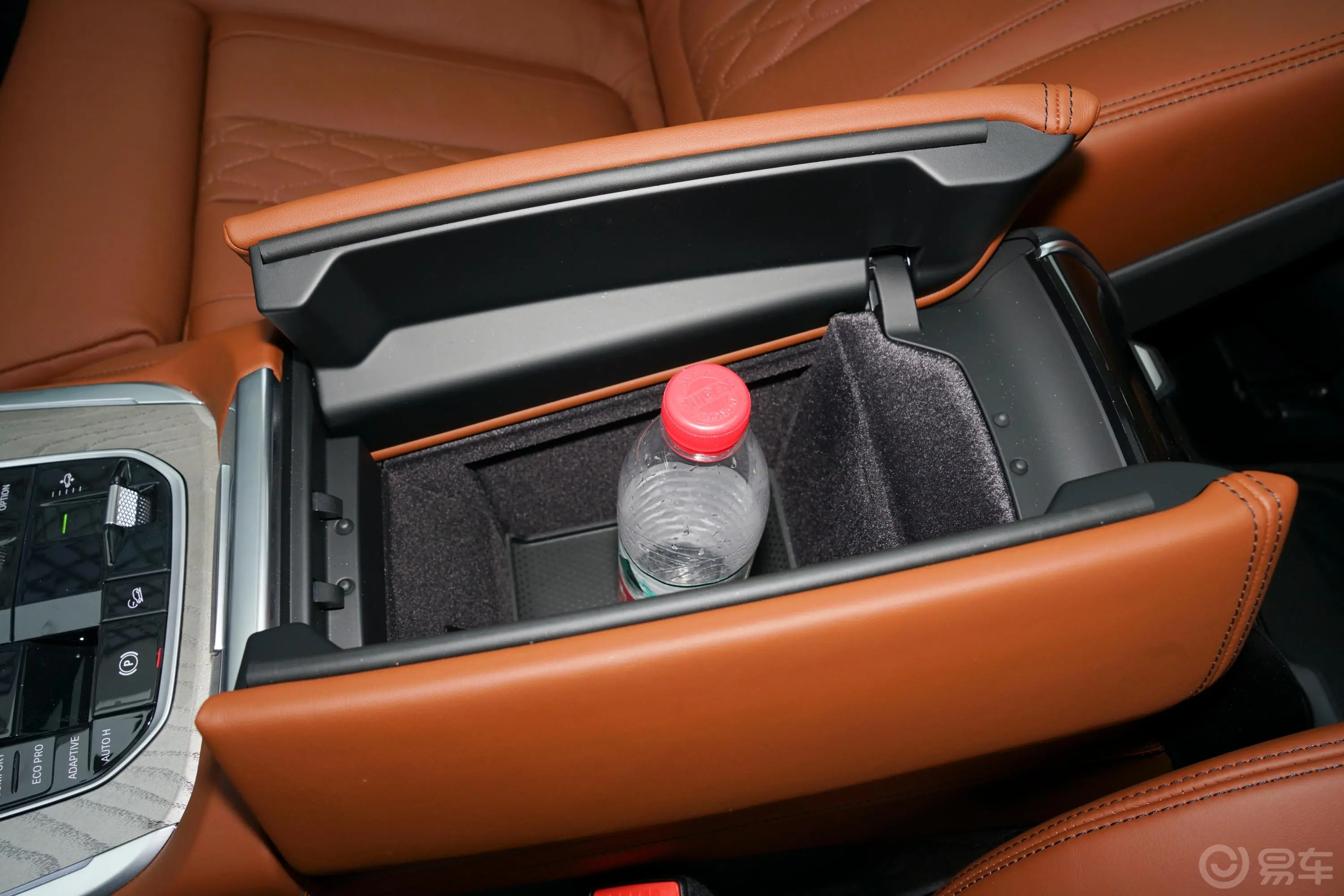 宝马X7xDrive40i 行政型 豪华套装前排扶手箱储物格