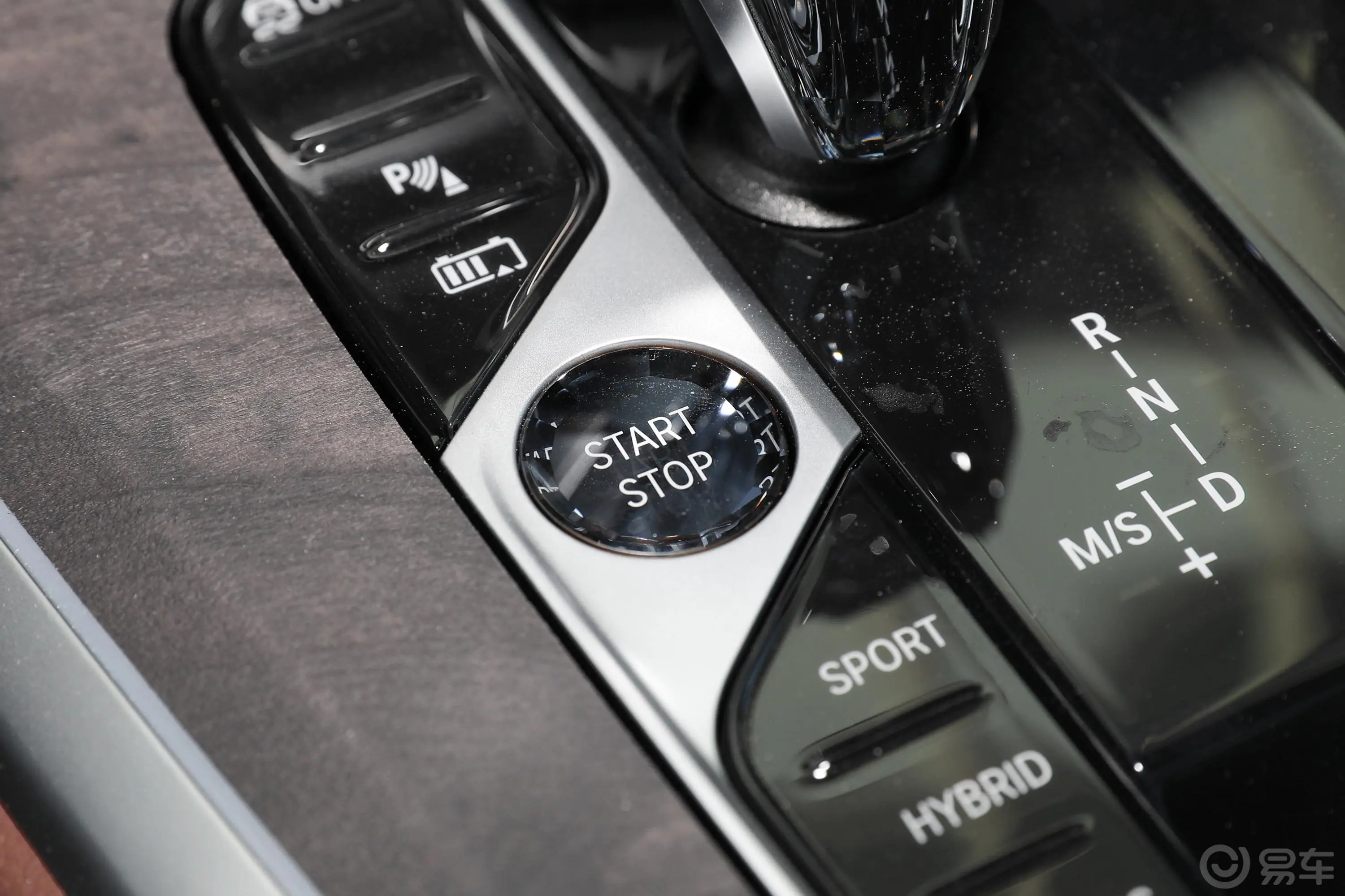 宝马X5 插电混动(进口)xDrive45e M运动套装钥匙孔或一键启动按键
