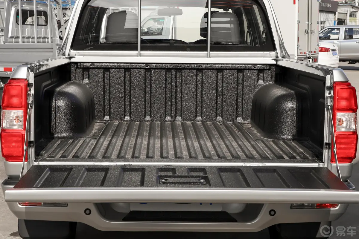 锐骐2.4L 四驱基型舒享版2TZD 汽油后备厢空间特写