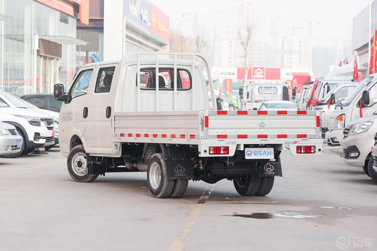 跨越者D5东安1.6L 122马力 3.05米栏板 双排 后双轮 PLUS 舒适版 汽油 国Ⅵ侧后45度车头向左水平