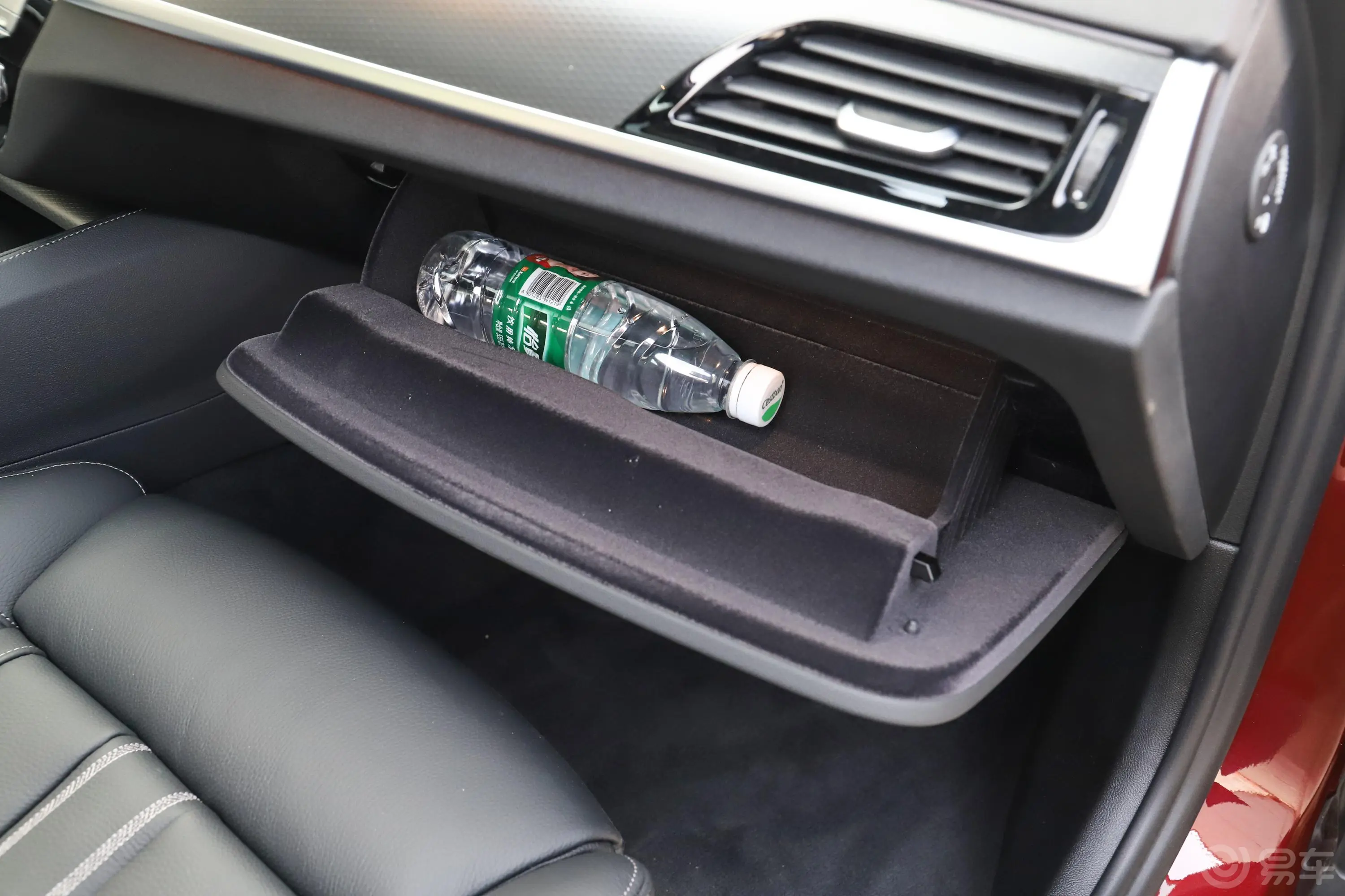 宝马5系(进口)改款 530i 风尚版 M运动套装手套箱空间水瓶横置