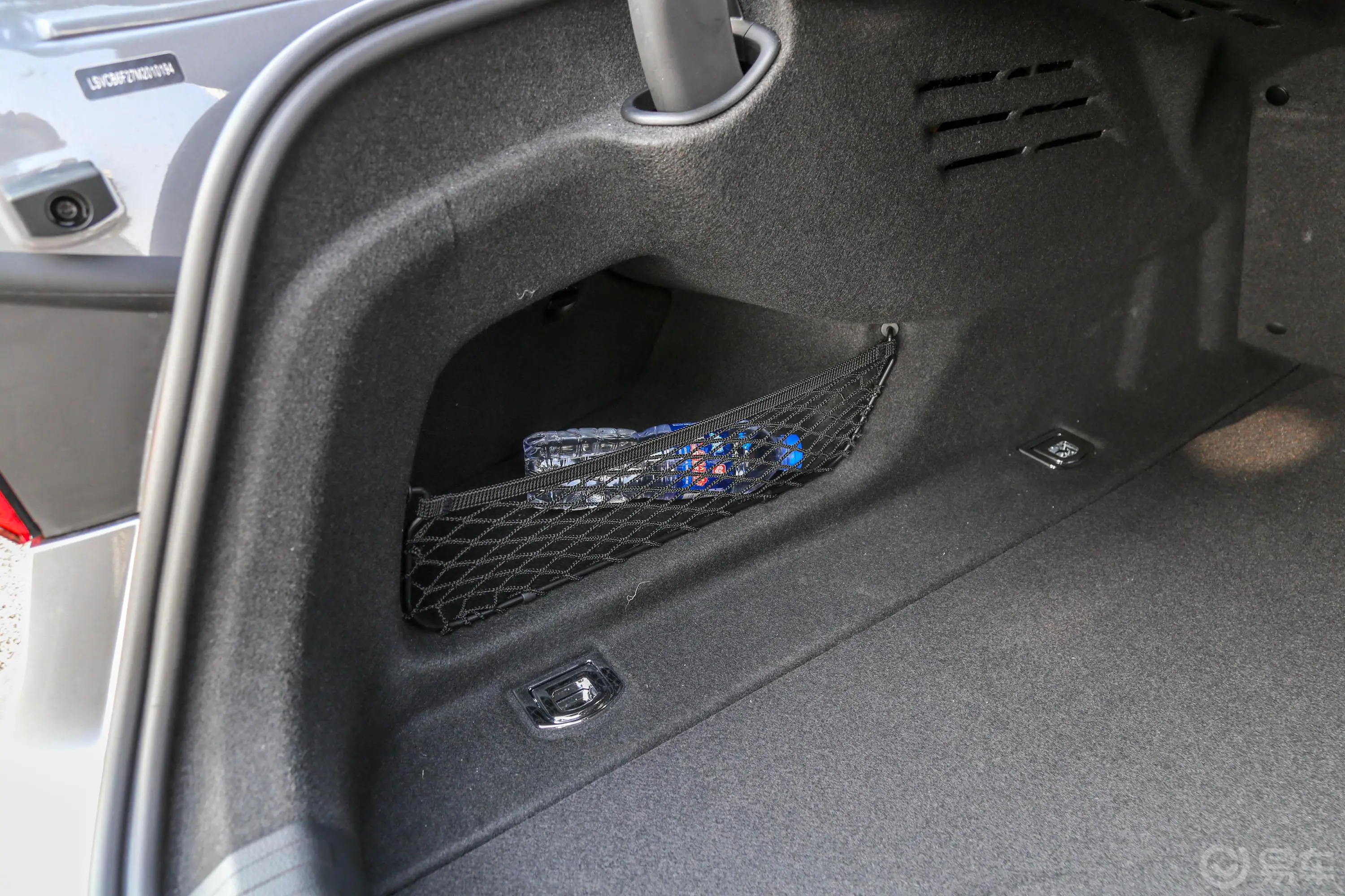 奥迪A7L45 TFSI quattro S-line 见远型 流晶套装后备厢